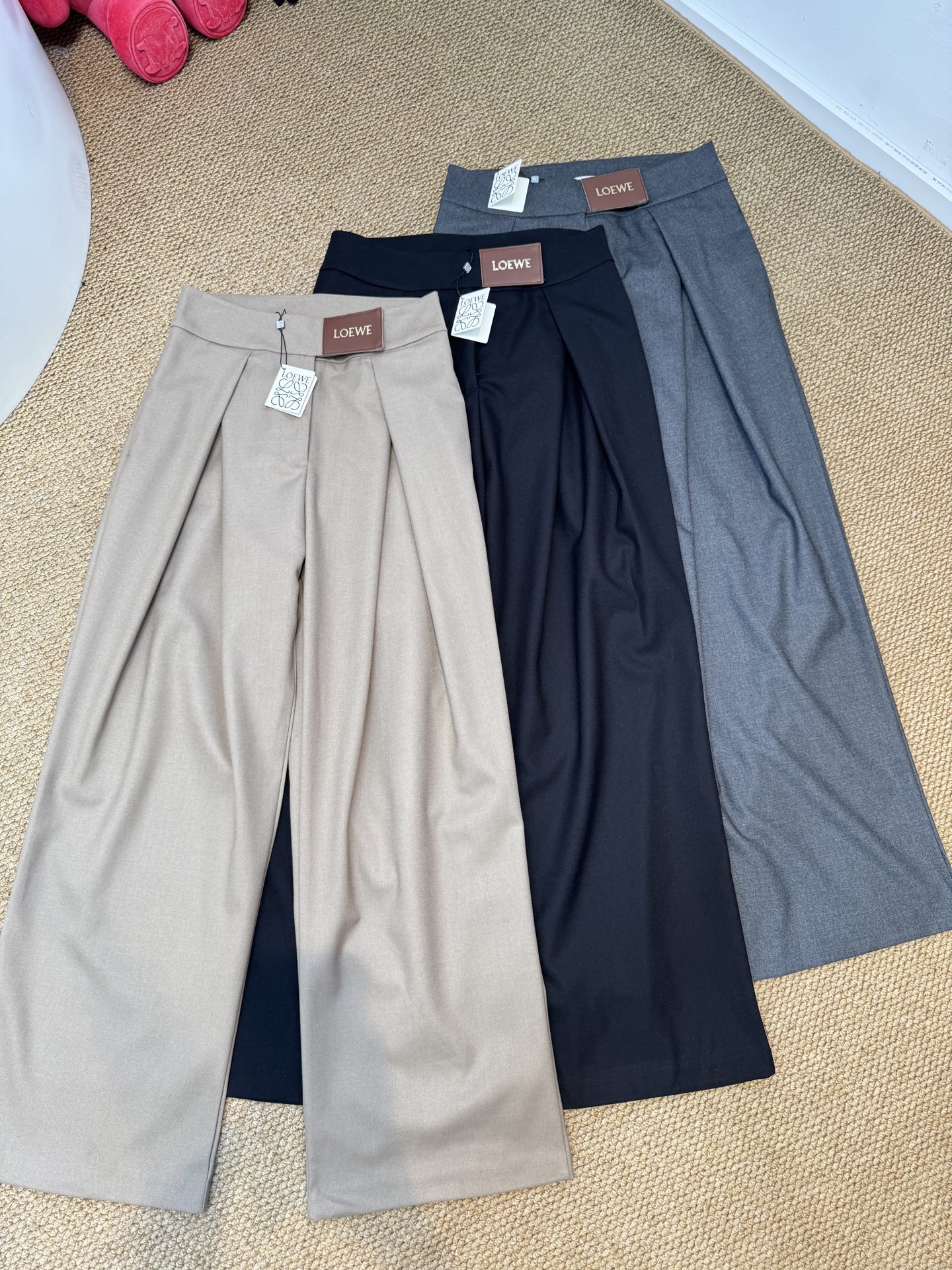 loew*高腰阔腿西装裤高腰设计，搭配裤腰处的褶皱，兼具显瘦与修饰比例的效果；阔腿版型，垂坠感较强，风格