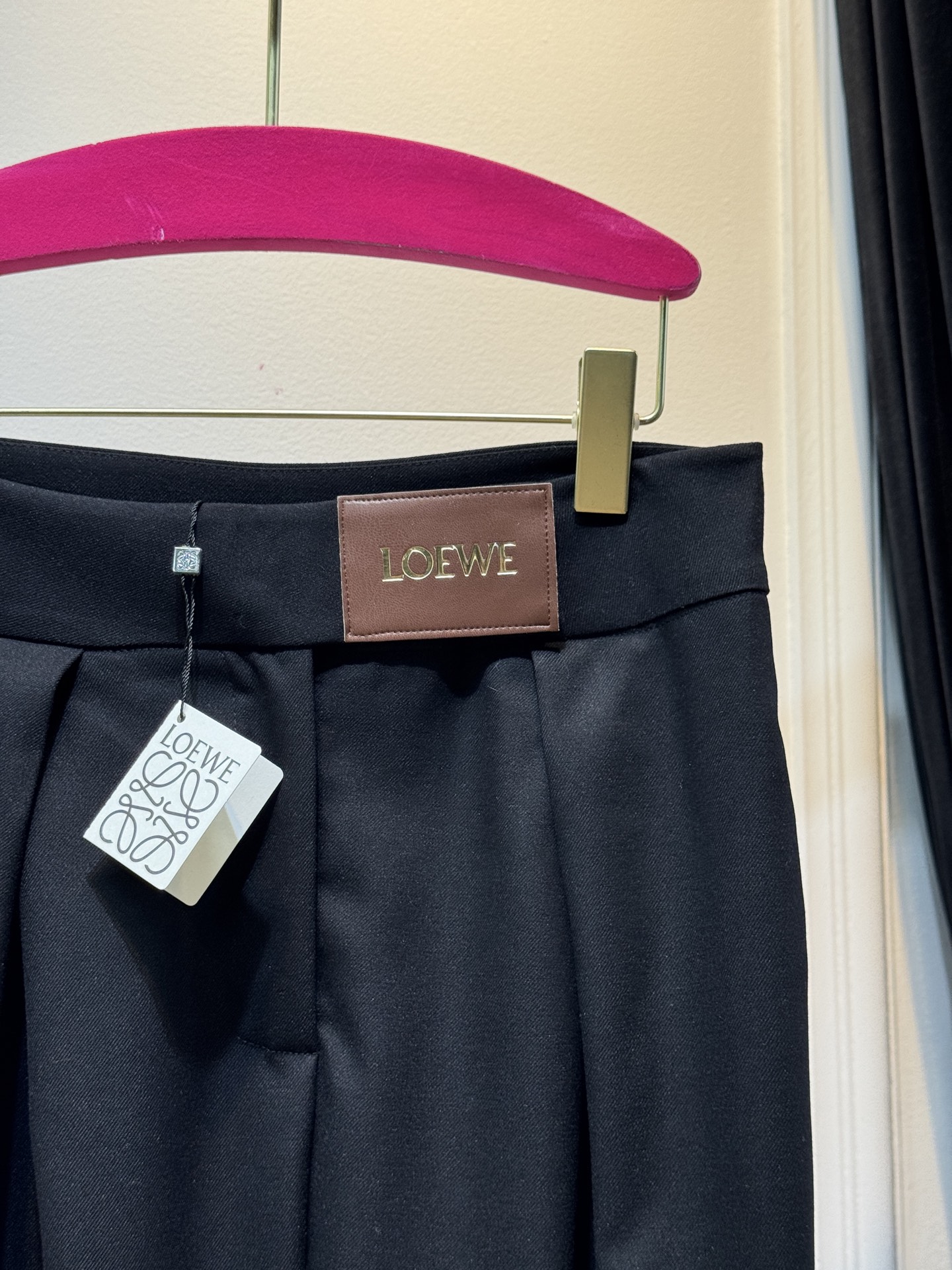 loew*高腰阔腿西装裤高腰设计，搭配裤腰处的褶皱，兼具显瘦与修饰比例的效果；阔腿版型，垂坠感较强，风格