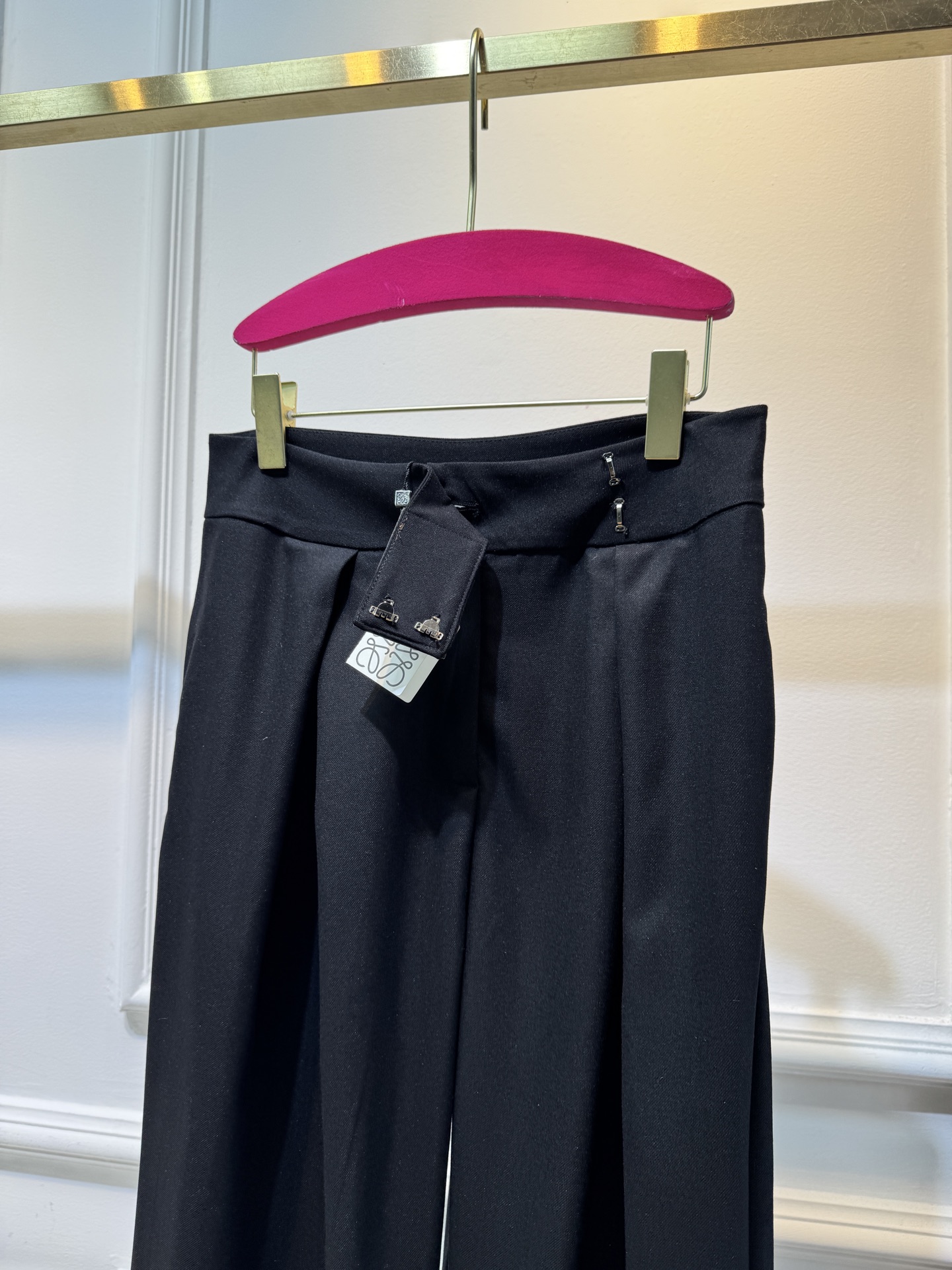 loew*高腰阔腿西装裤高腰设计，搭配裤腰处的褶皱，兼具显瘦与修饰比例的效果；阔腿版型，垂坠感较强，风格