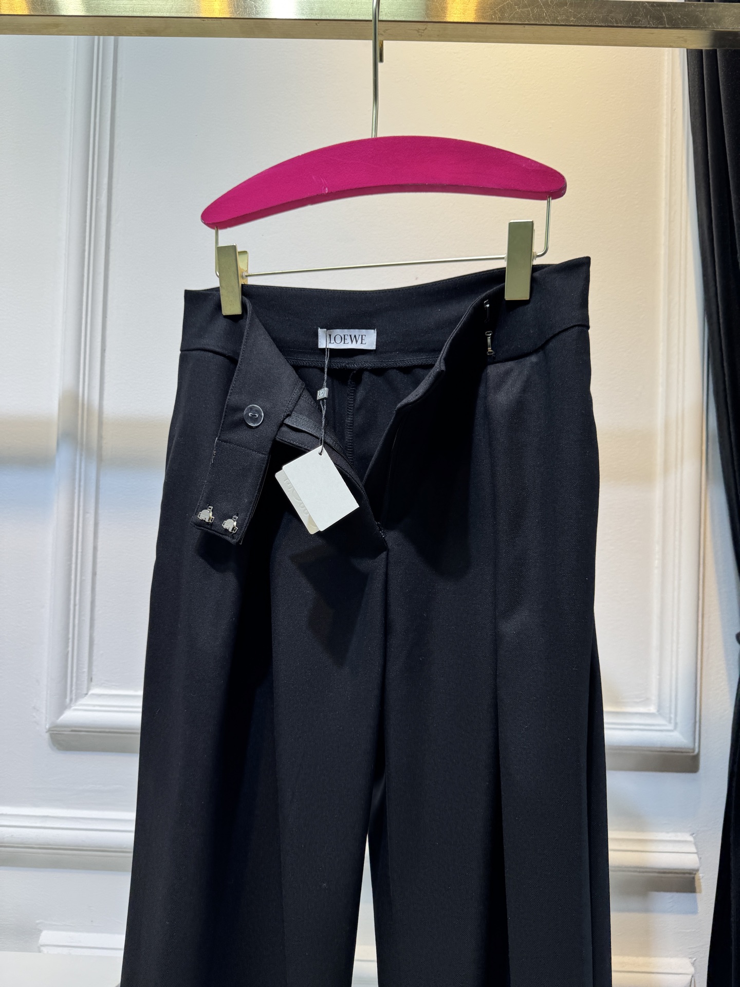 loew*高腰阔腿西装裤高腰设计，搭配裤腰处的褶皱，兼具显瘦与修饰比例的效果；阔腿版型，垂坠感较强，风格