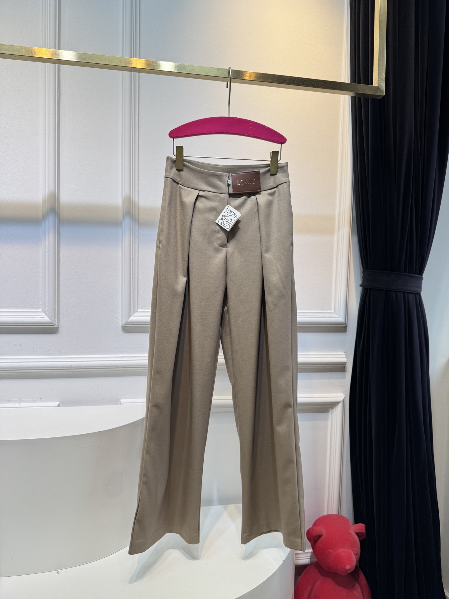 loew*高腰阔腿西装裤高腰设计，搭配裤腰处的褶皱，兼具显瘦与修饰比例的效果；阔腿版型，垂坠感较强，风格