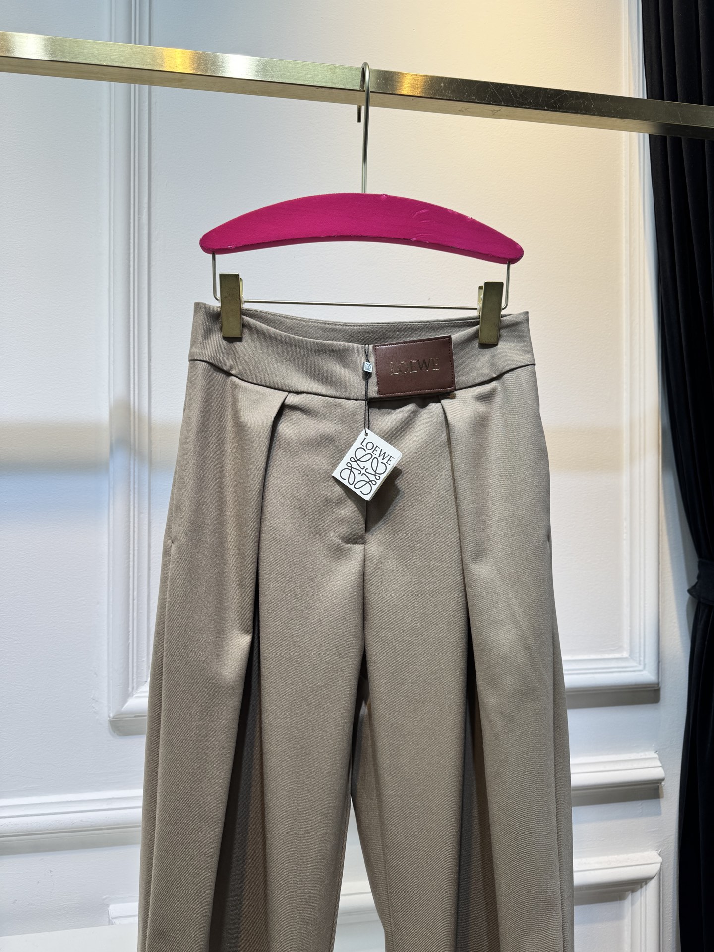 loew*高腰阔腿西装裤高腰设计，搭配裤腰处的褶皱，兼具显瘦与修饰比例的效果；阔腿版型，垂坠感较强，风格