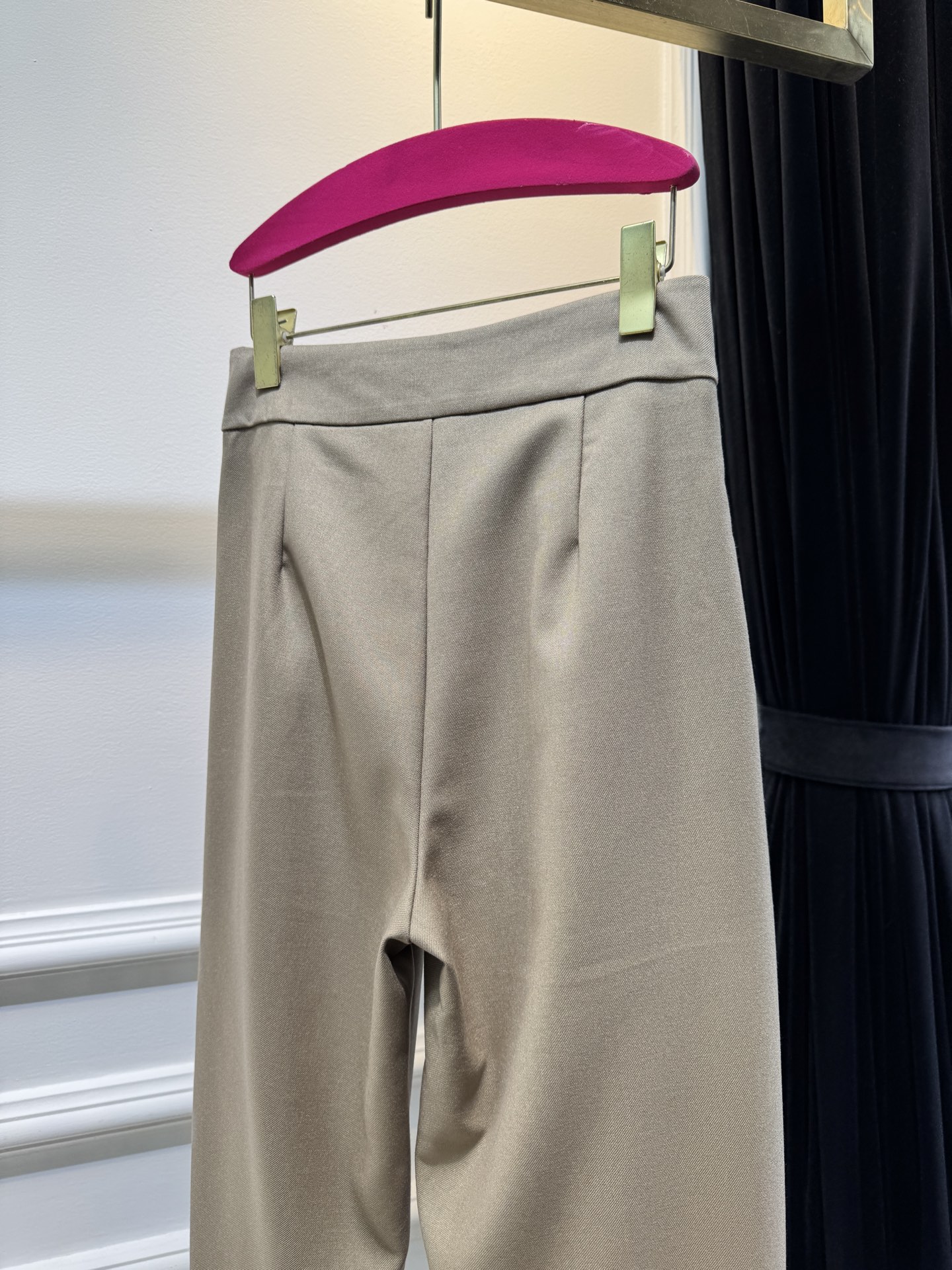 loew*高腰阔腿西装裤高腰设计，搭配裤腰处的褶皱，兼具显瘦与修饰比例的效果；阔腿版型，垂坠感较强，风格