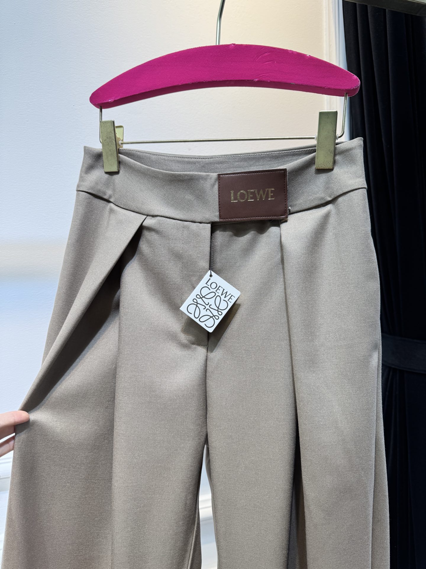 loew*高腰阔腿西装裤高腰设计，搭配裤腰处的褶皱，兼具显瘦与修饰比例的效果；阔腿版型，垂坠感较强，风格