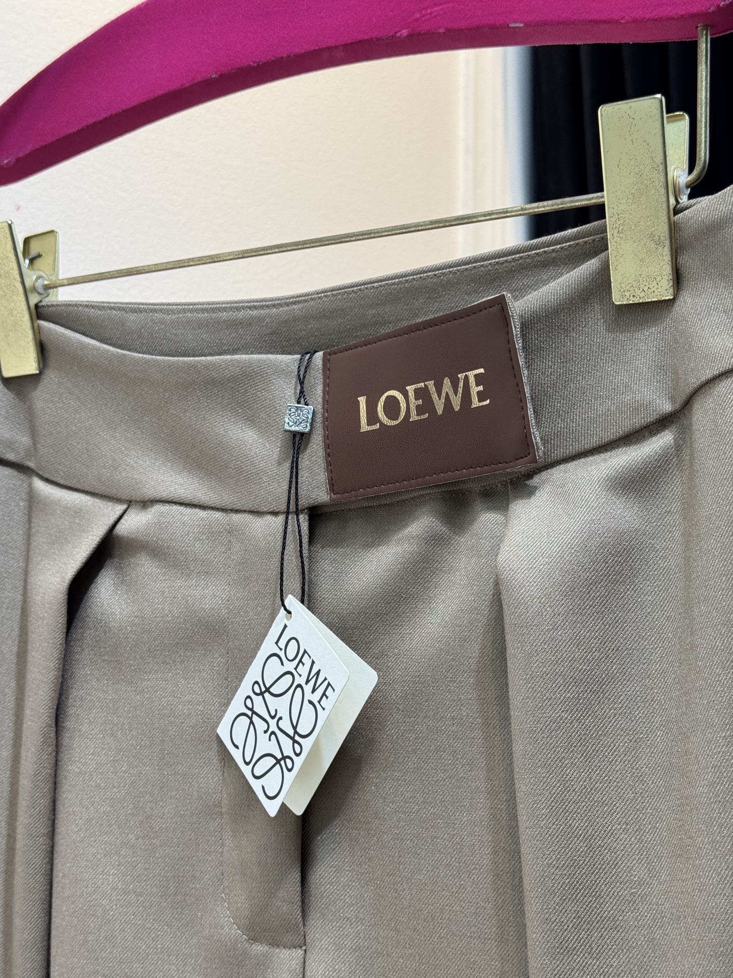 loew*高腰阔腿西装裤高腰设计，搭配裤腰处的褶皱，兼具显瘦与修饰比例的效果；阔腿版型，垂坠感较强，风格