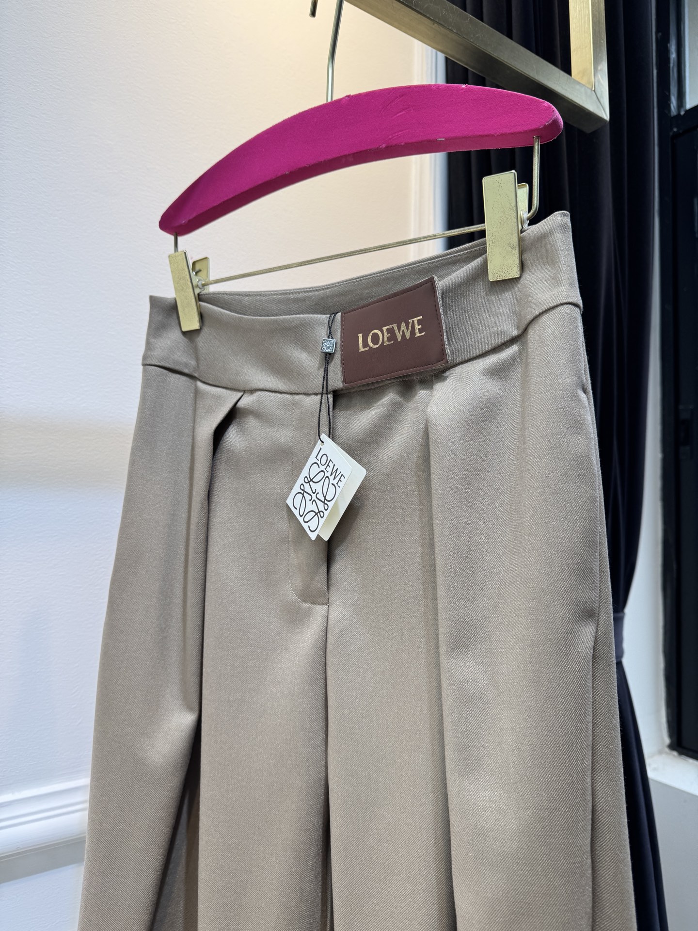 loew*高腰阔腿西装裤高腰设计，搭配裤腰处的褶皱，兼具显瘦与修饰比例的效果；阔腿版型，垂坠感较强，风格