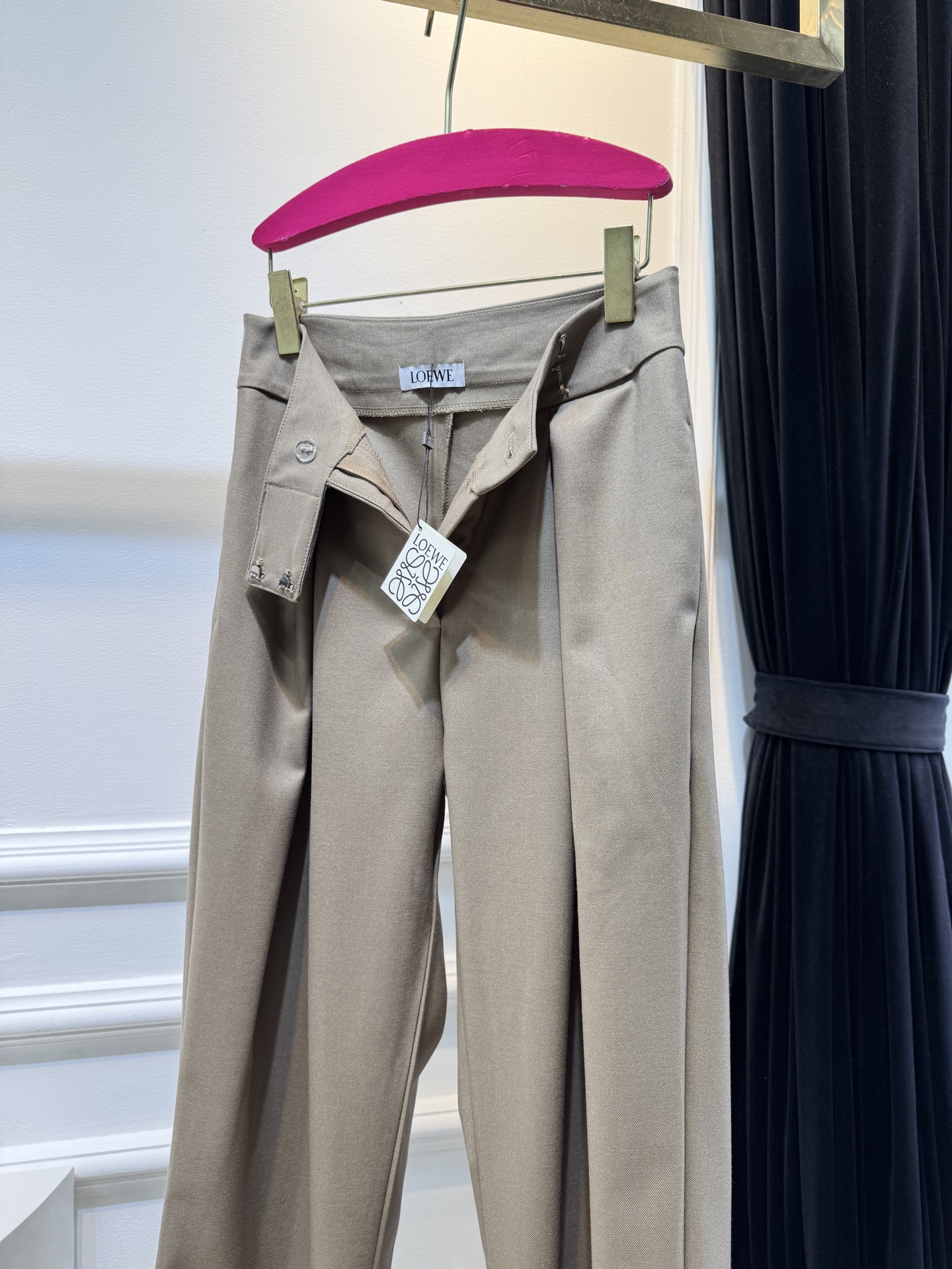 loew*高腰阔腿西装裤高腰设计，搭配裤腰处的褶皱，兼具显瘦与修饰比例的效果；阔腿版型，垂坠感较强，风格