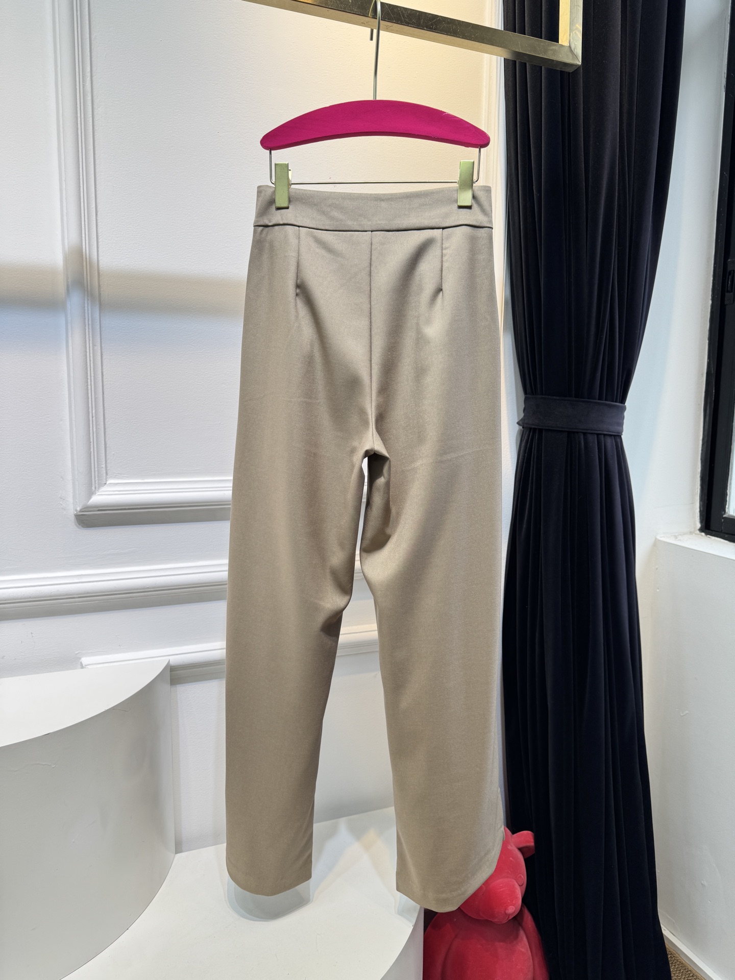 loew*高腰阔腿西装裤高腰设计，搭配裤腰处的褶皱，兼具显瘦与修饰比例的效果；阔腿版型，垂坠感较强，风格