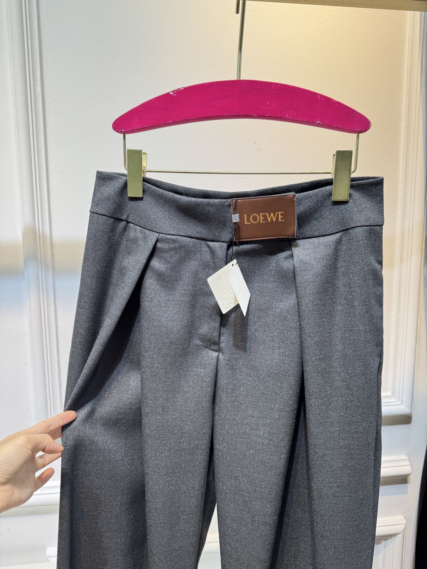 loew*高腰阔腿西装裤高腰设计，搭配裤腰处的褶皱，兼具显瘦与修饰比例的效果；阔腿版型，垂坠感较强，风格