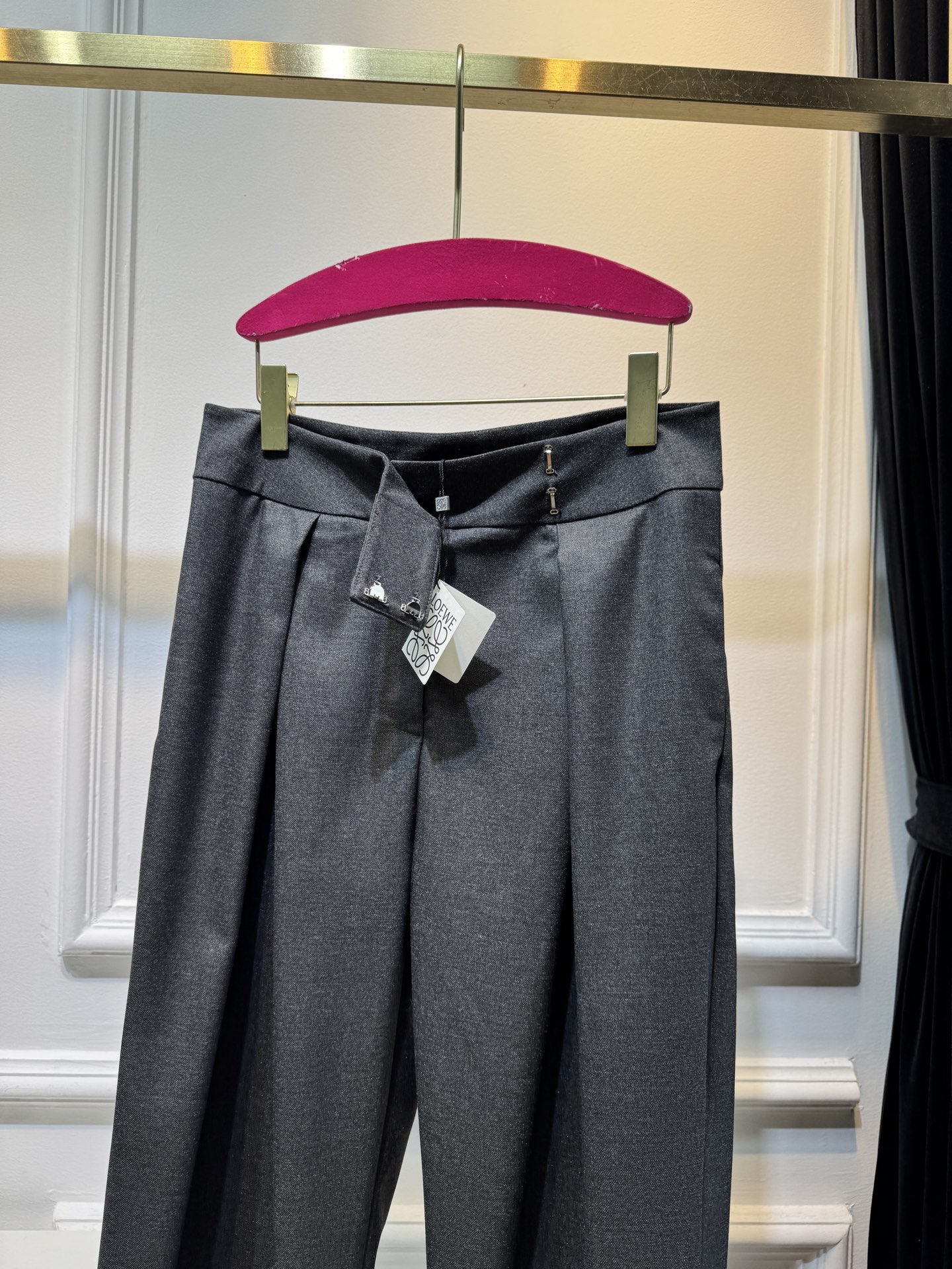 loew*高腰阔腿西装裤高腰设计，搭配裤腰处的褶皱，兼具显瘦与修饰比例的效果；阔腿版型，垂坠感较强，风格