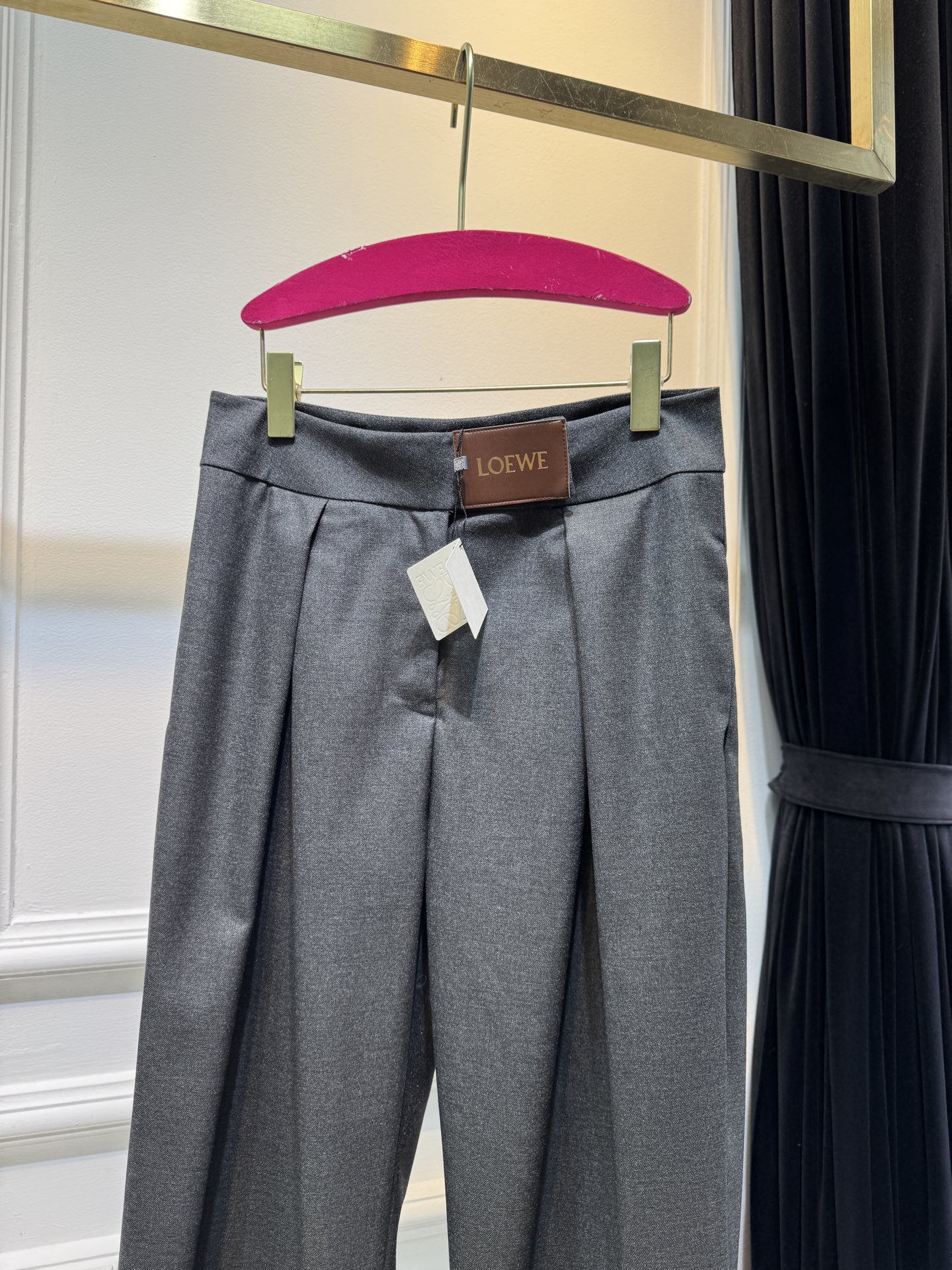 loew*高腰阔腿西装裤高腰设计，搭配裤腰处的褶皱，兼具显瘦与修饰比例的效果；阔腿版型，垂坠感较强，风格