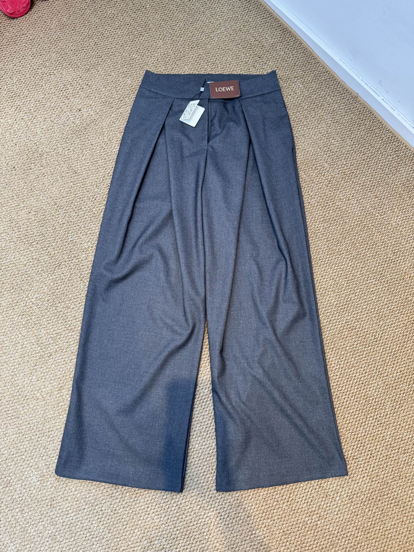 loew*高腰阔腿西装裤高腰设计，搭配裤腰处的褶皱，兼具显瘦与修饰比例的效果；阔腿版型，垂坠感较强，风格