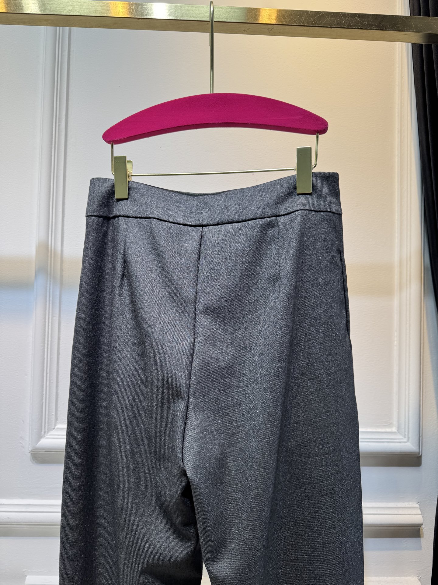 loew*高腰阔腿西装裤高腰设计，搭配裤腰处的褶皱，兼具显瘦与修饰比例的效果；阔腿版型，垂坠感较强，风格