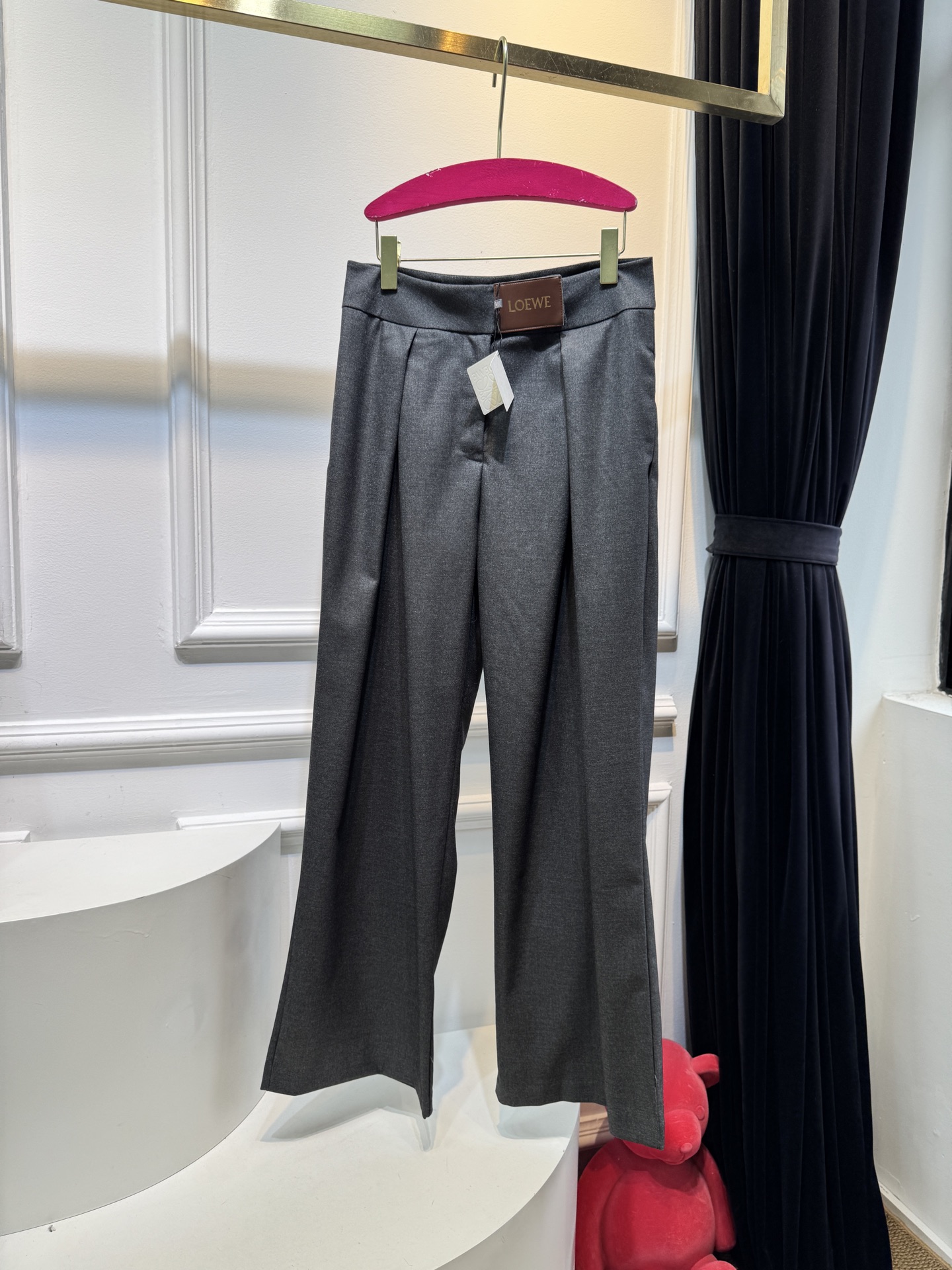 loew*高腰阔腿西装裤高腰设计，搭配裤腰处的褶皱，兼具显瘦与修饰比例的效果；阔腿版型，垂坠感较强，风格