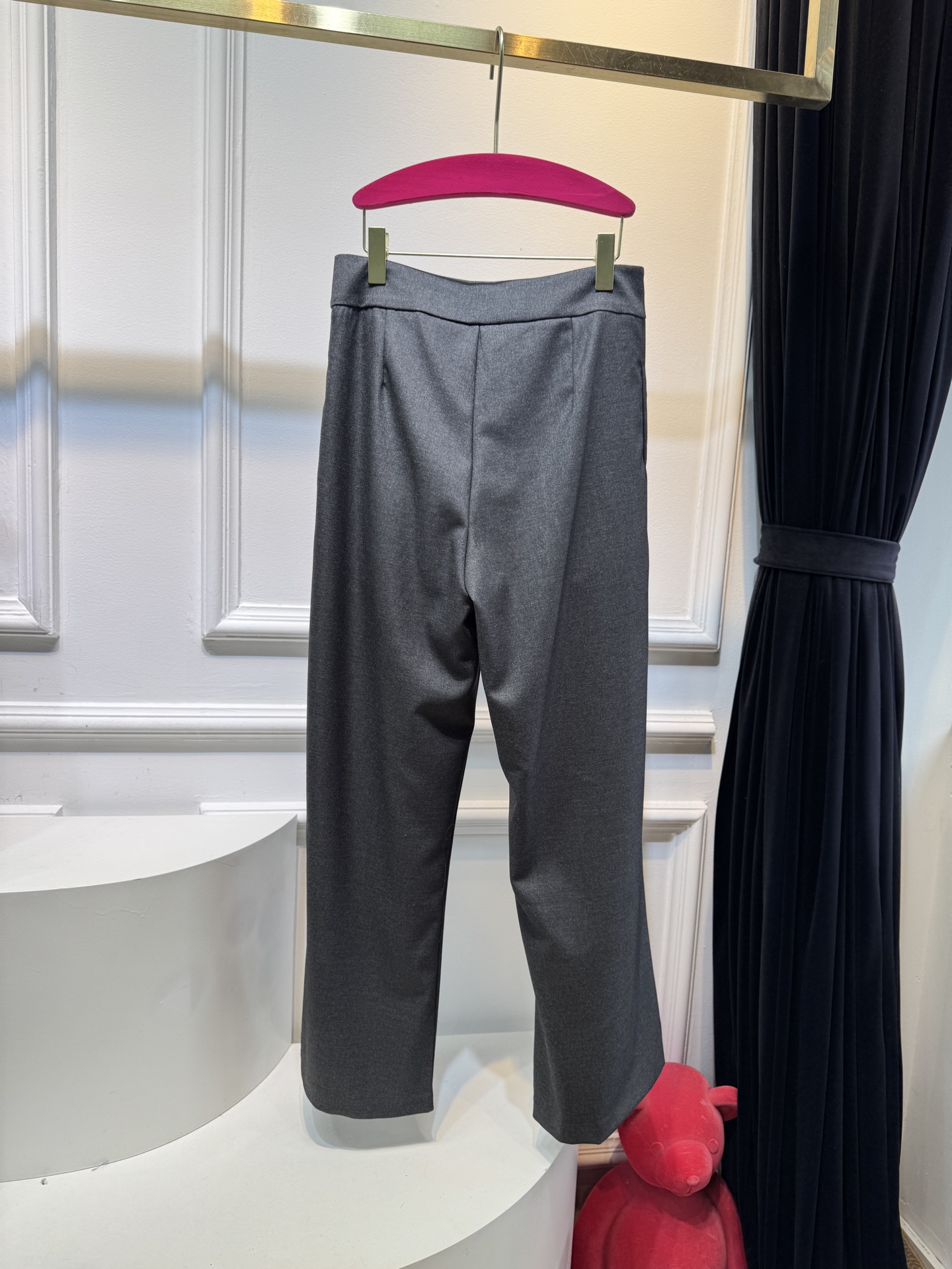 loew*高腰阔腿西装裤高腰设计，搭配裤腰处的褶皱，兼具显瘦与修饰比例的效果；阔腿版型，垂坠感较强，风格