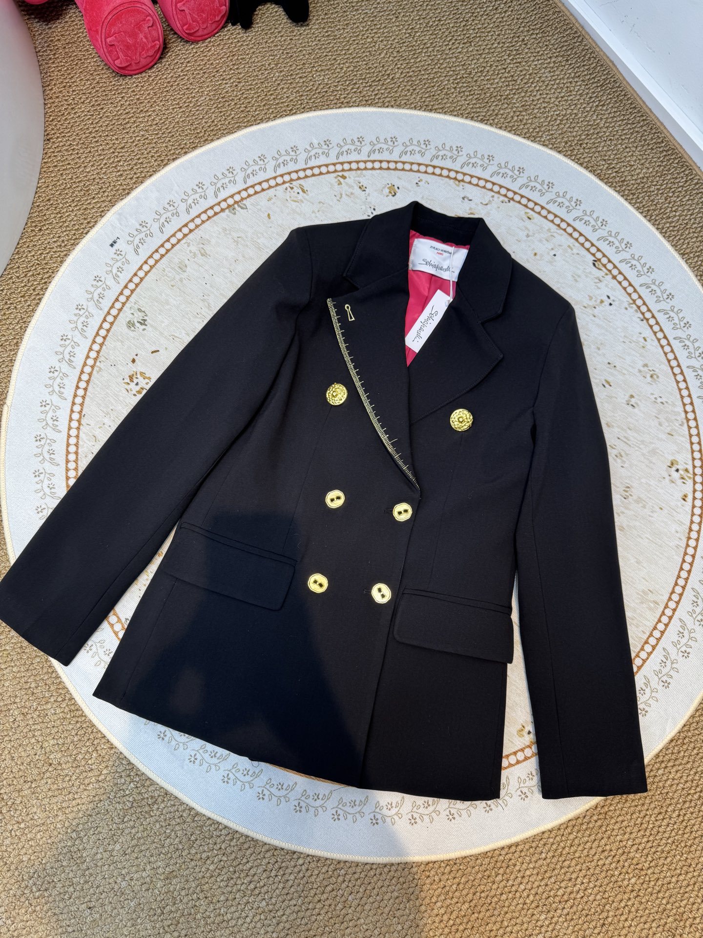 schiaparelli夏帕瑞丽新款的异形扣装饰收腰西装采用双排扣+撞色金线刺绣的装饰设计，搭配金色异形