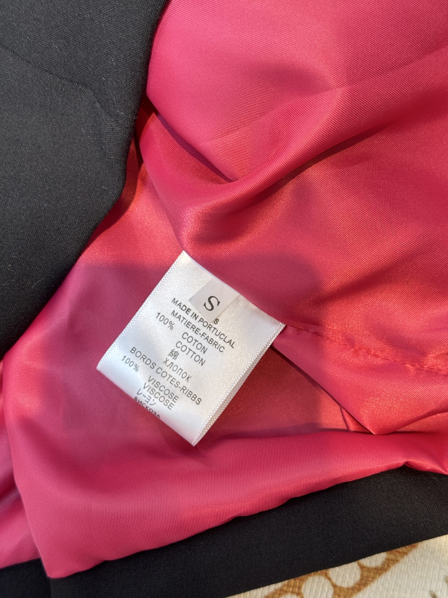 schiaparelli夏帕瑞丽新款的异形扣装饰收腰西装采用双排扣+撞色金线刺绣的装饰设计，搭配金色异形