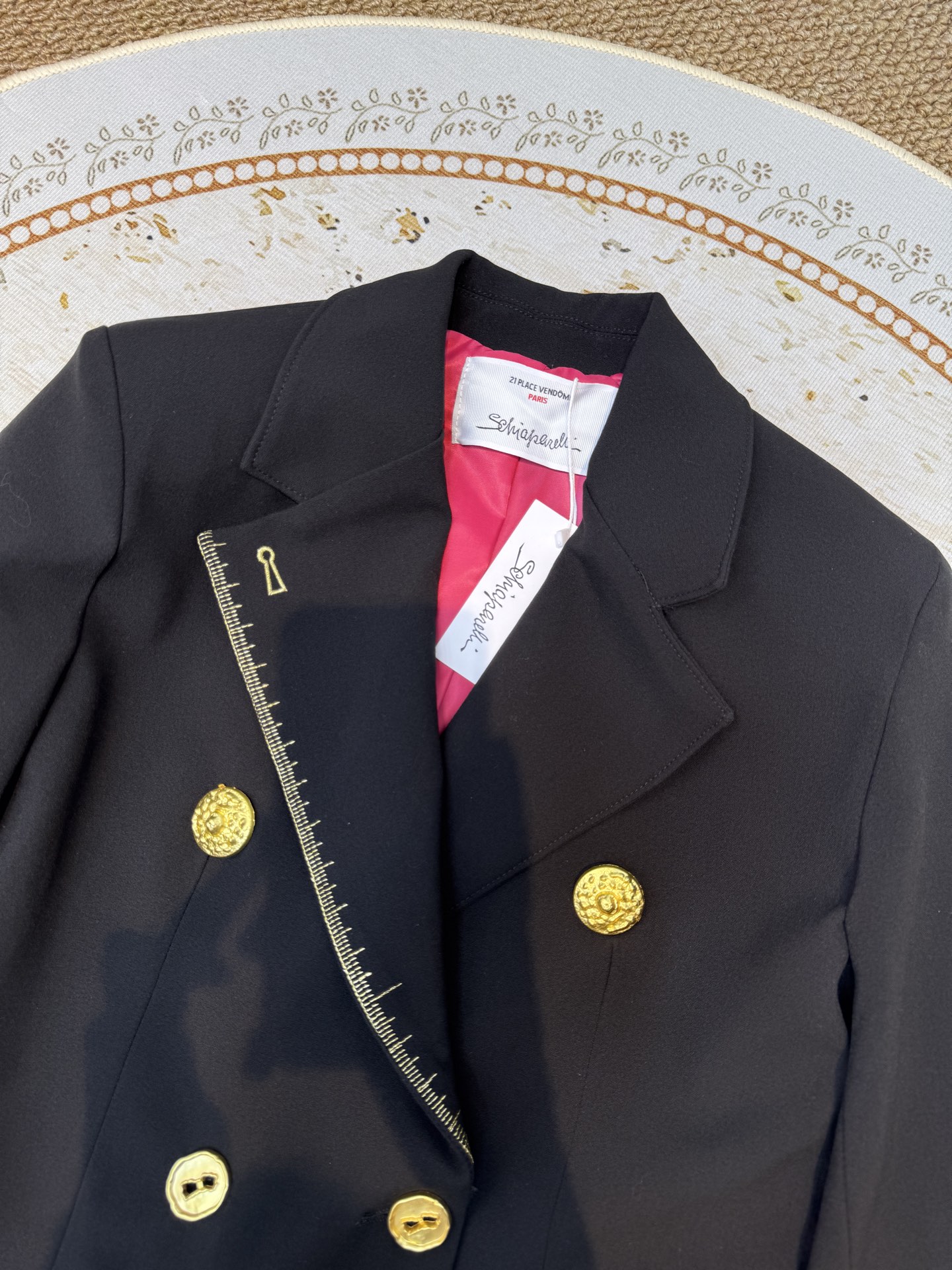 schiaparelli夏帕瑞丽新款的异形扣装饰收腰西装采用双排扣+撞色金线刺绣的装饰设计，搭配金色异形