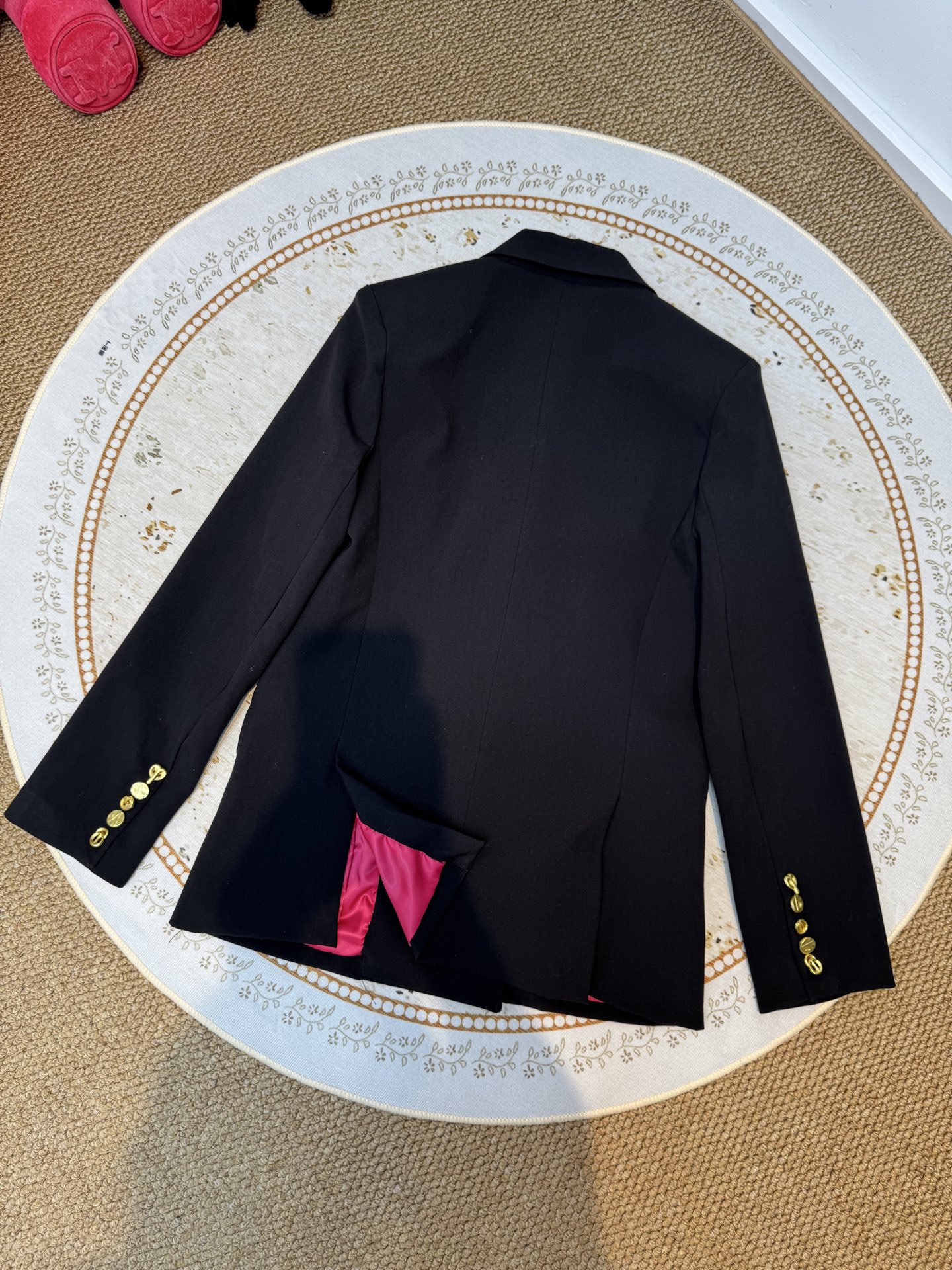 schiaparelli夏帕瑞丽新款的异形扣装饰收腰西装采用双排扣+撞色金线刺绣的装饰设计，搭配金色异形