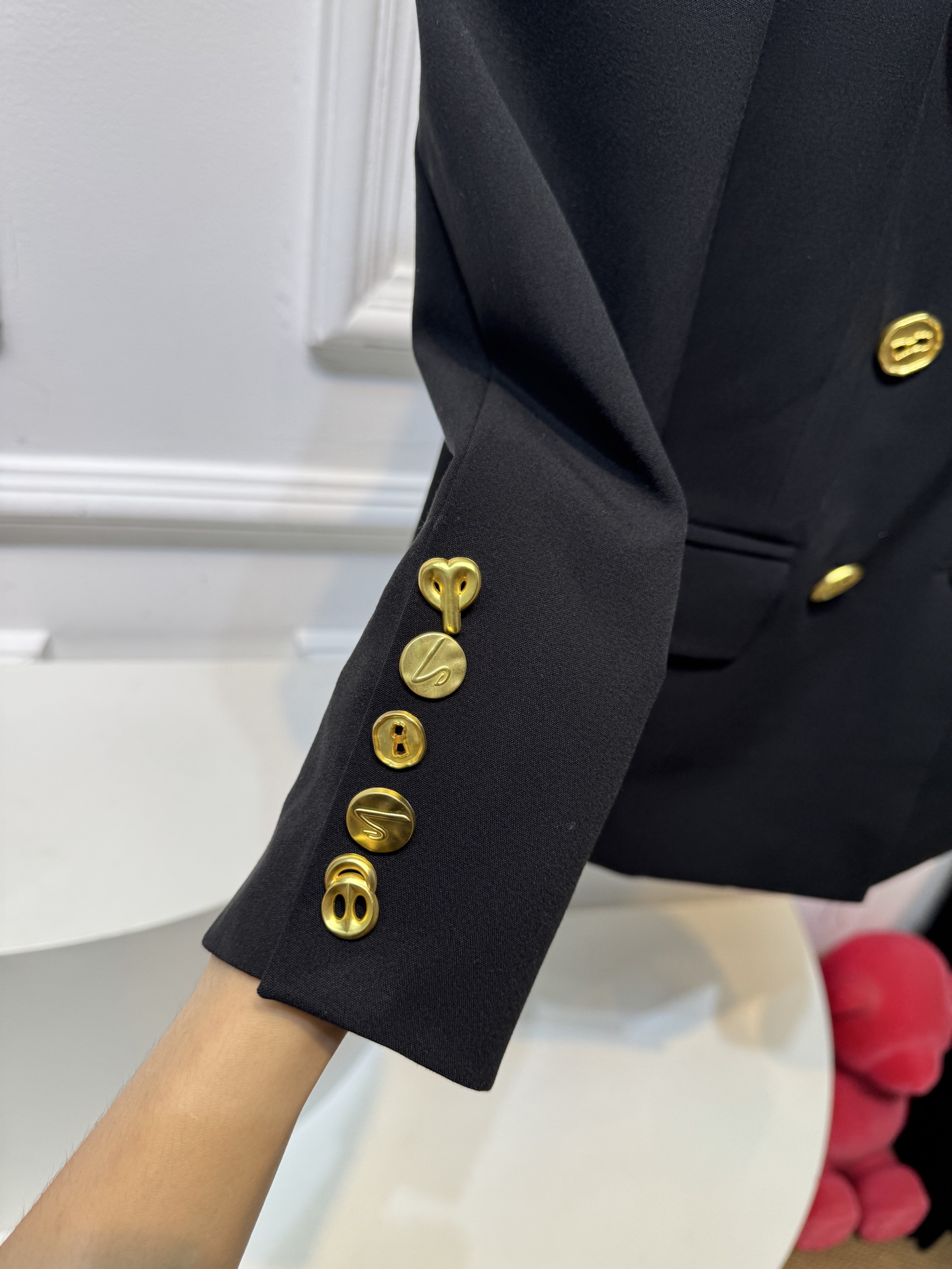 schiaparelli夏帕瑞丽新款的异形扣装饰收腰西装采用双排扣+撞色金线刺绣的装饰设计，搭配金色异形