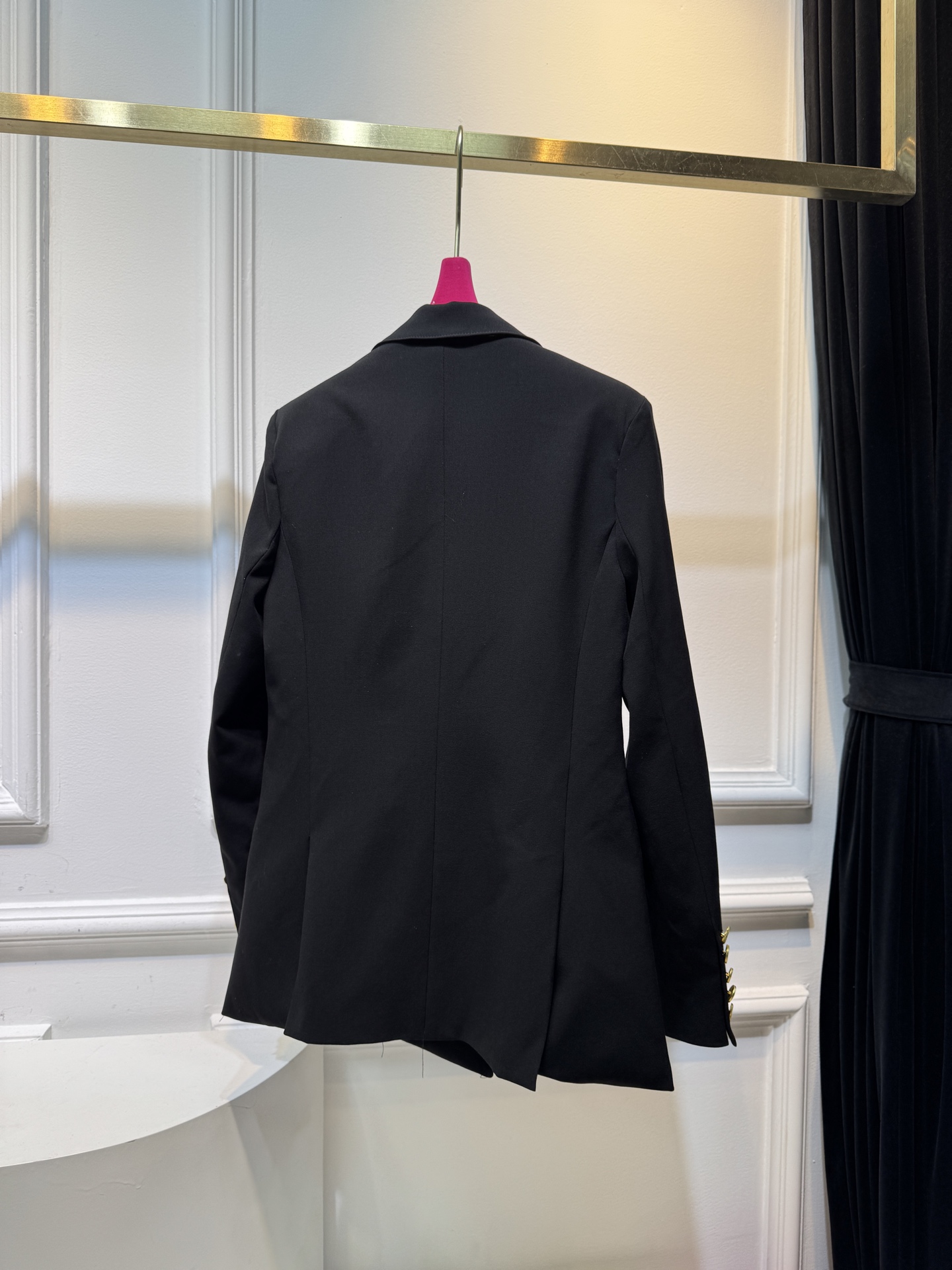 schiaparelli夏帕瑞丽新款的异形扣装饰收腰西装采用双排扣+撞色金线刺绣的装饰设计，搭配金色异形