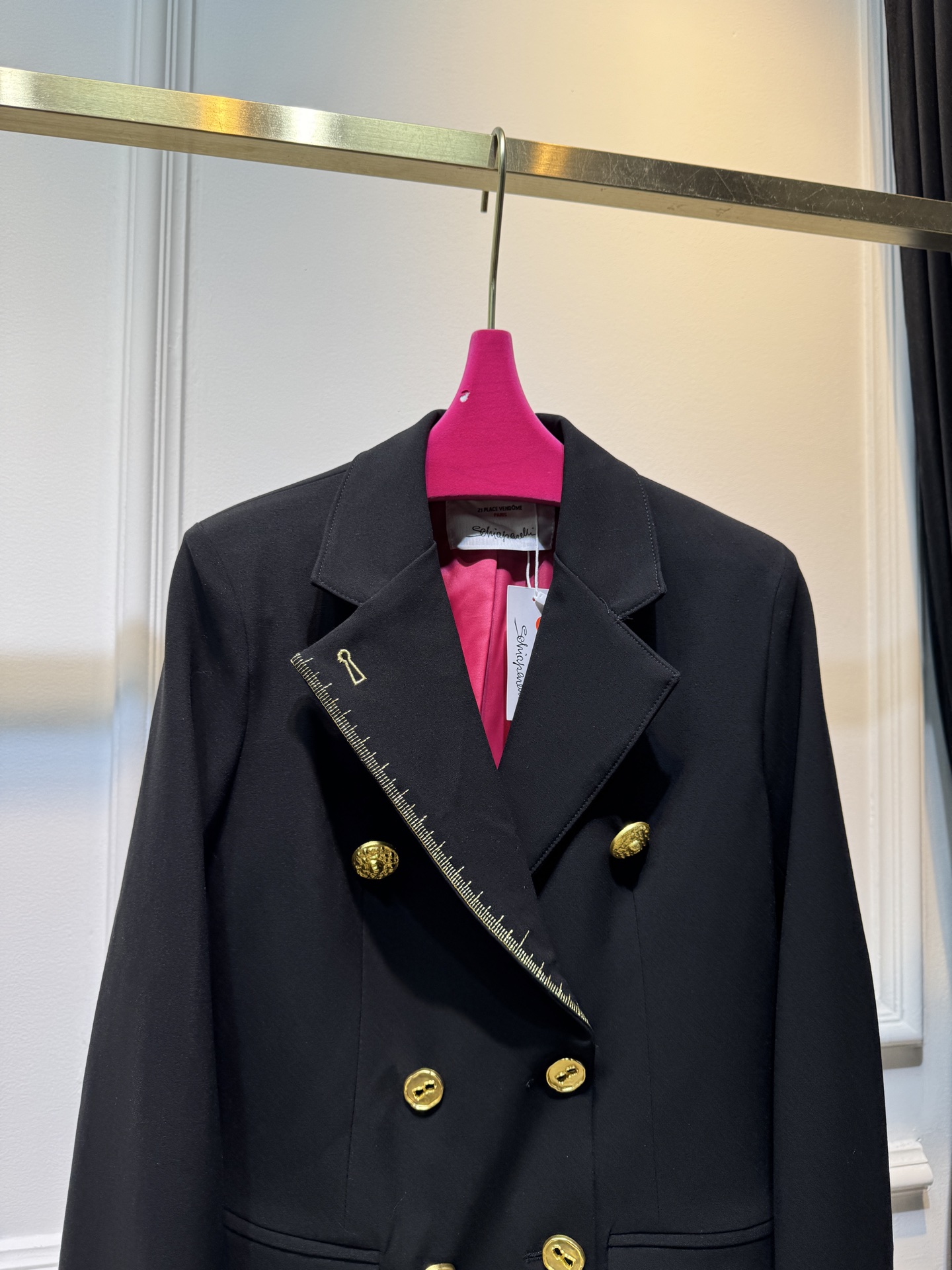 schiaparelli夏帕瑞丽新款的异形扣装饰收腰西装采用双排扣+撞色金线刺绣的装饰设计，搭配金色异形