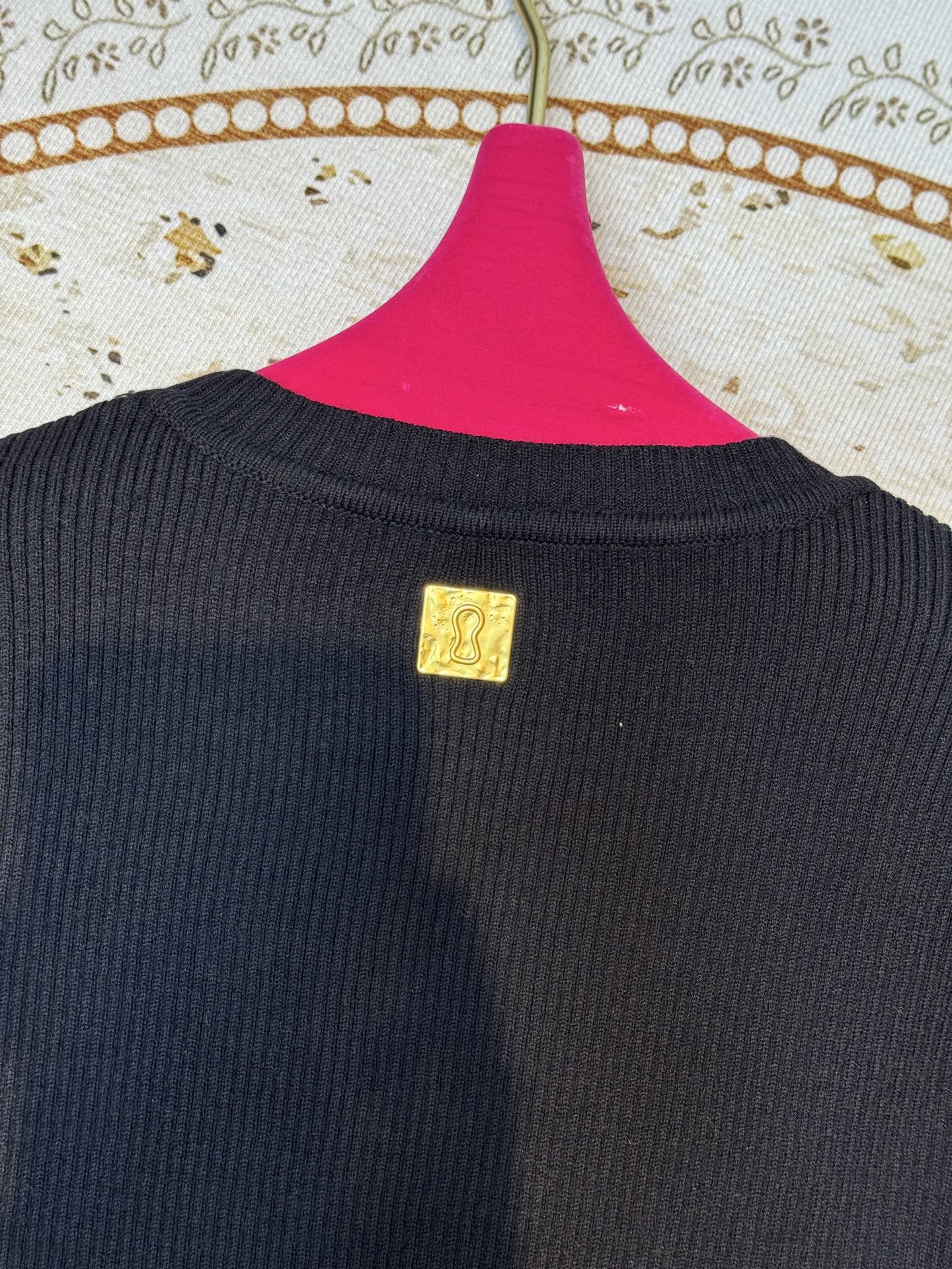 schiaparelli夏帕瑞丽，金属锁形装饰圆领针织衫款式为圆领长袖修身款，采用坑条针织面料，兼具弹性