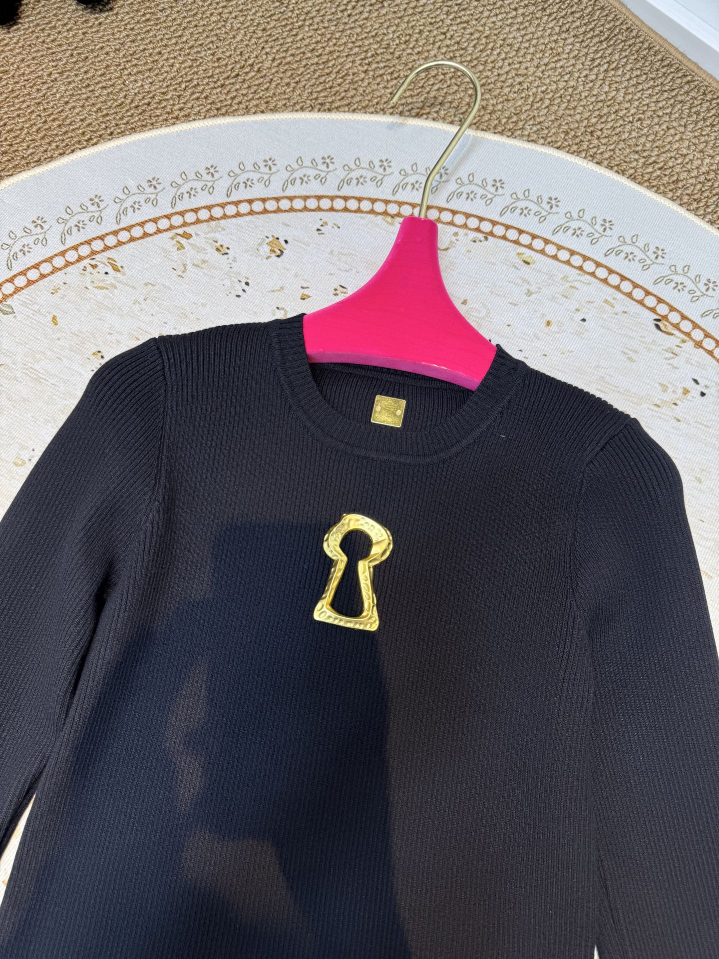 schiaparelli夏帕瑞丽，金属锁形装饰圆领针织衫款式为圆领长袖修身款，采用坑条针织面料，兼具弹性