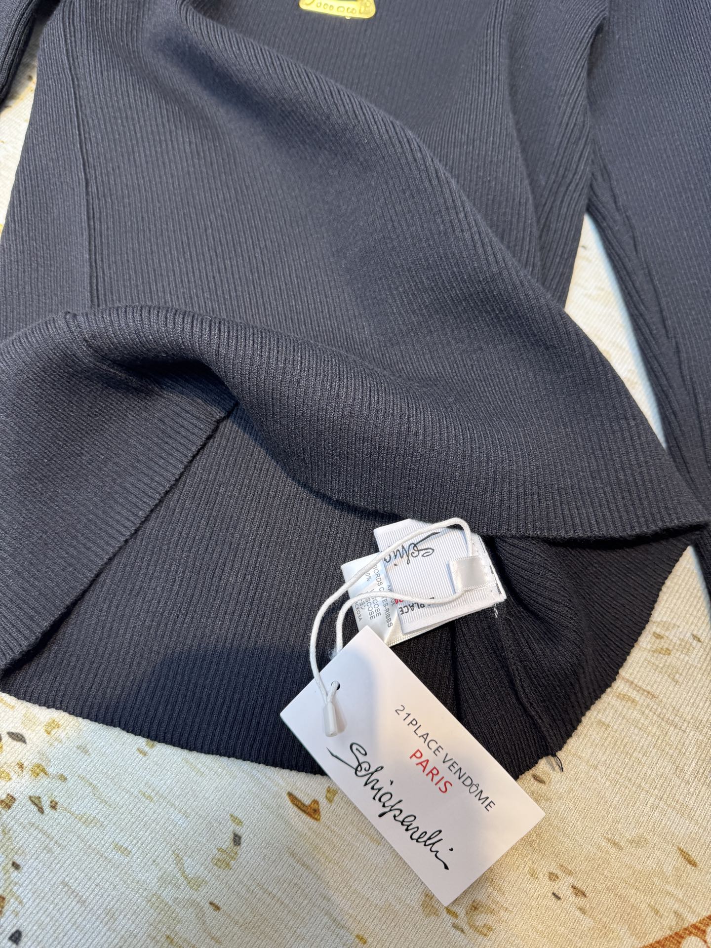 schiaparelli夏帕瑞丽，金属锁形装饰圆领针织衫款式为圆领长袖修身款，采用坑条针织面料，兼具弹性