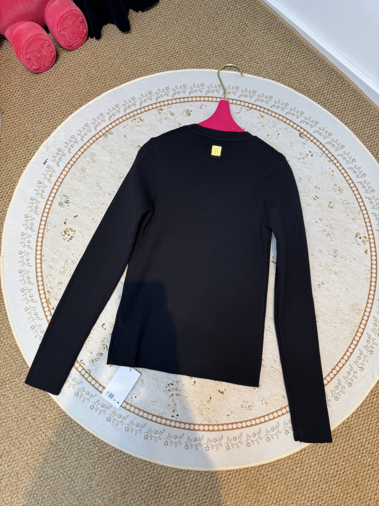 schiaparelli夏帕瑞丽，金属锁形装饰圆领针织衫款式为圆领长袖修身款，采用坑条针织面料，兼具弹性