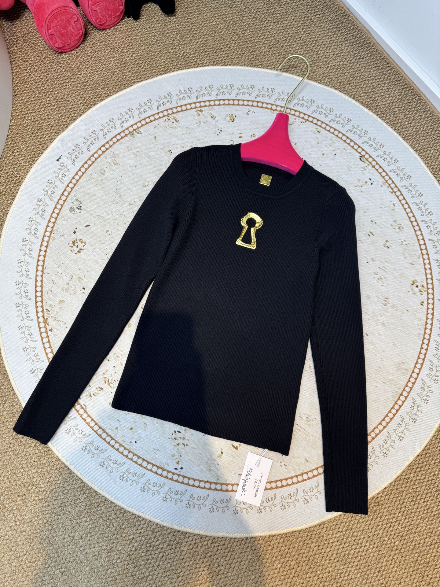 schiaparelli夏帕瑞丽，金属锁形装饰圆领针织衫款式为圆领长袖修身款，采用坑条针织面料，兼具弹性