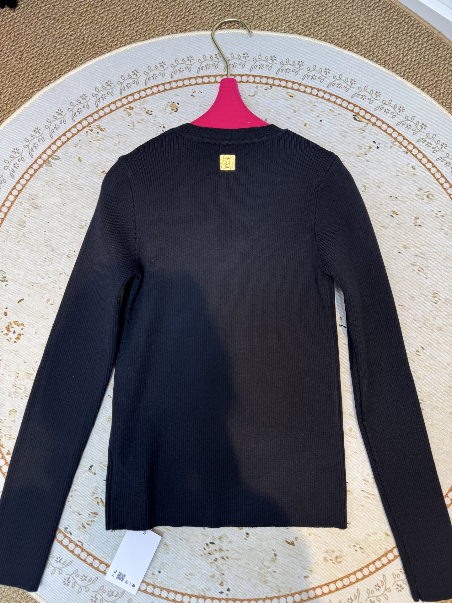 schiaparelli夏帕瑞丽，金属锁形装饰圆领针织衫款式为圆领长袖修身款，采用坑条针织面料，兼具弹性