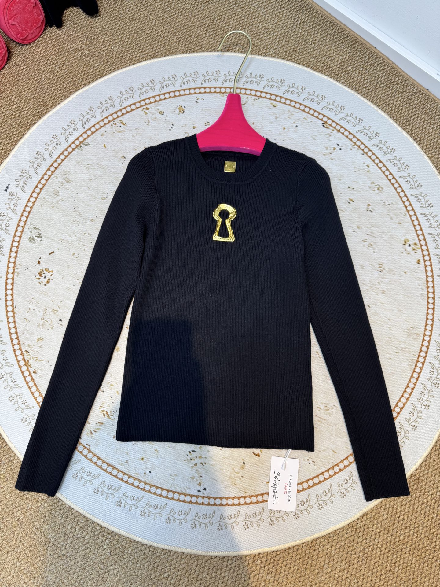 schiaparelli夏帕瑞丽，金属锁形装饰圆领针织衫款式为圆领长袖修身款，采用坑条针织面料，兼具弹性