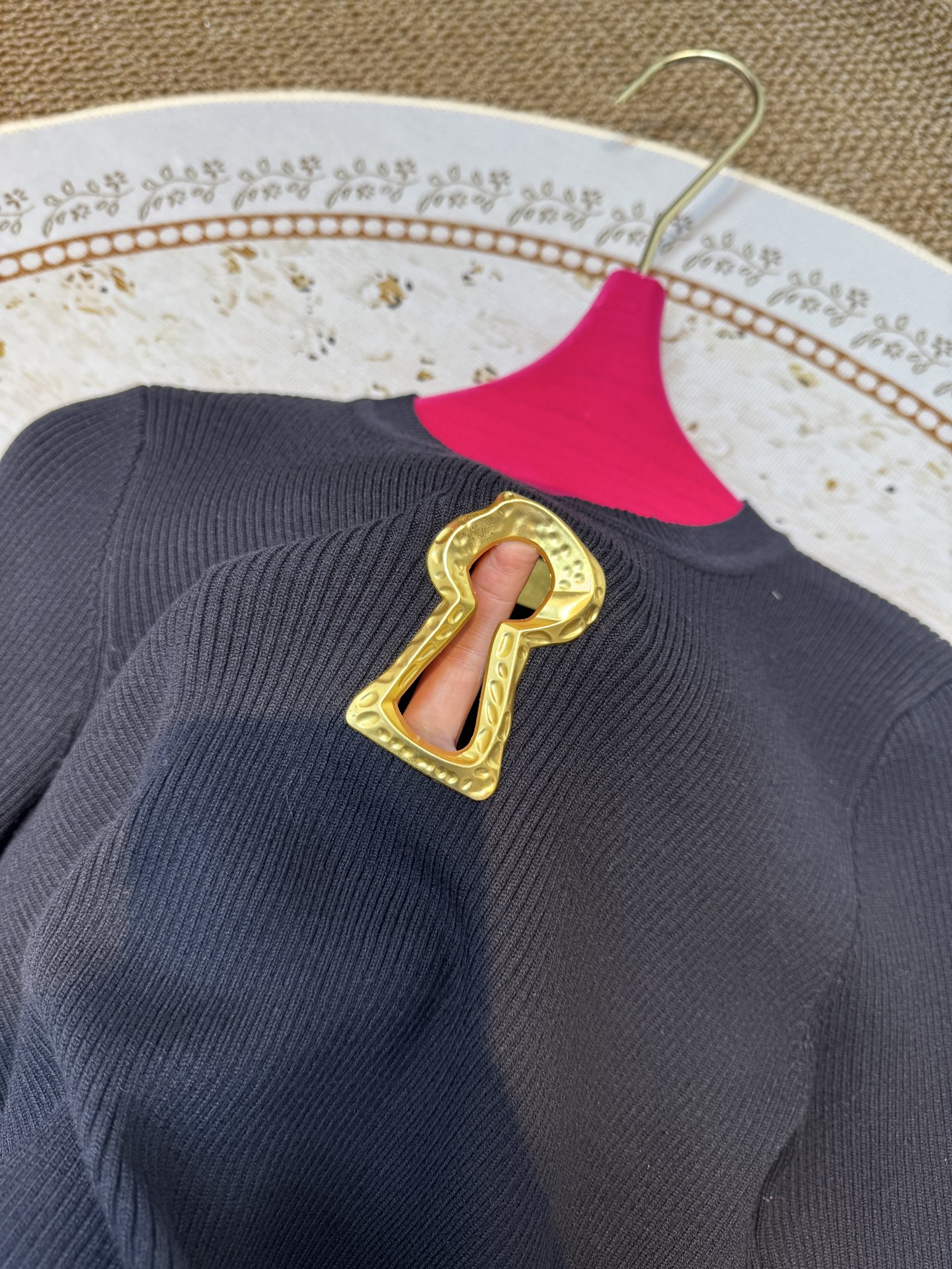 schiaparelli夏帕瑞丽，金属锁形装饰圆领针织衫款式为圆领长袖修身款，采用坑条针织面料，兼具弹性