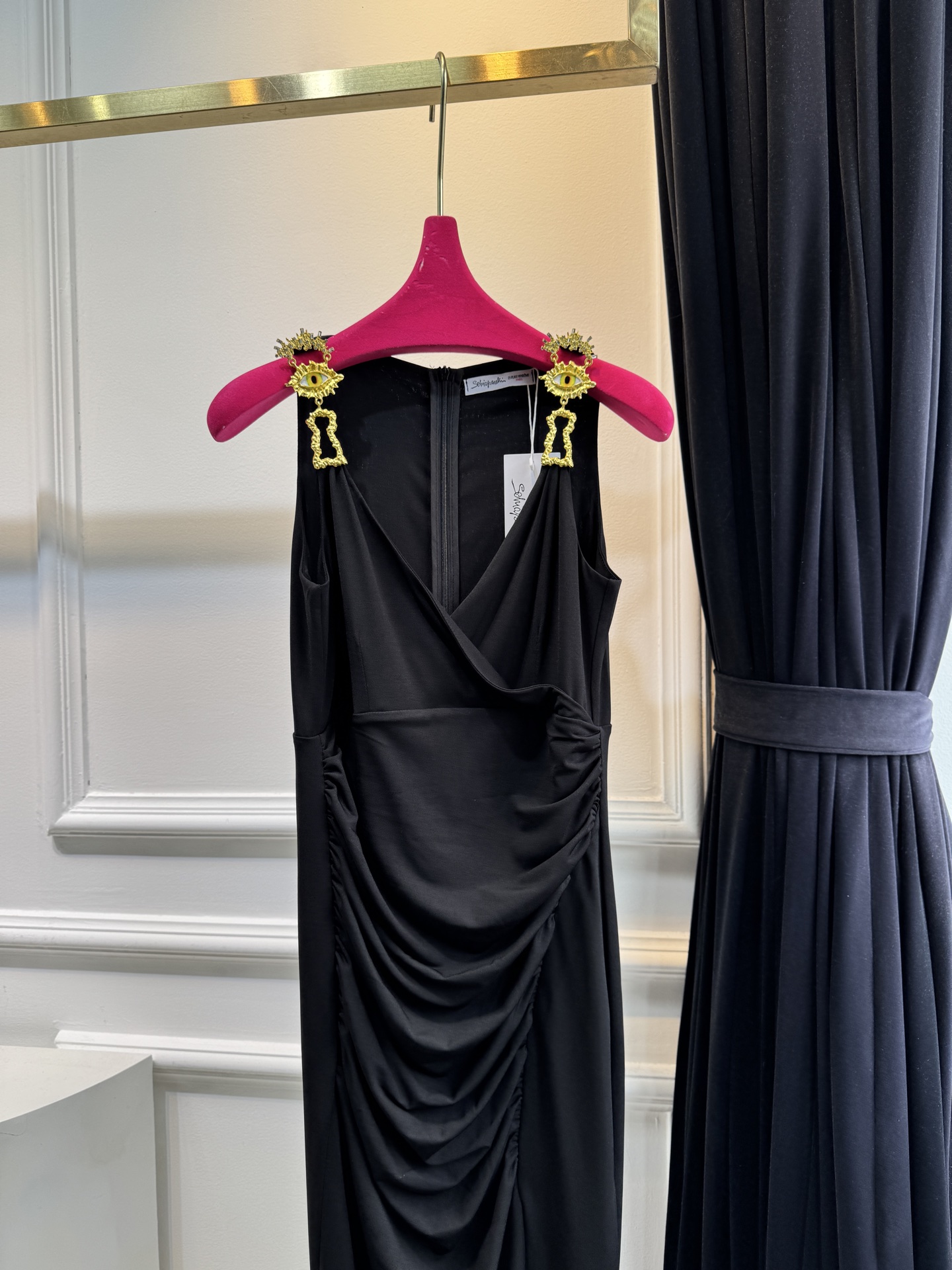 Schiaparelli 夏帕瑞丽 v领包臀开衩连衣裙 修身包臀长款版型，贴合身体曲线能优化腰臀比例侧缝