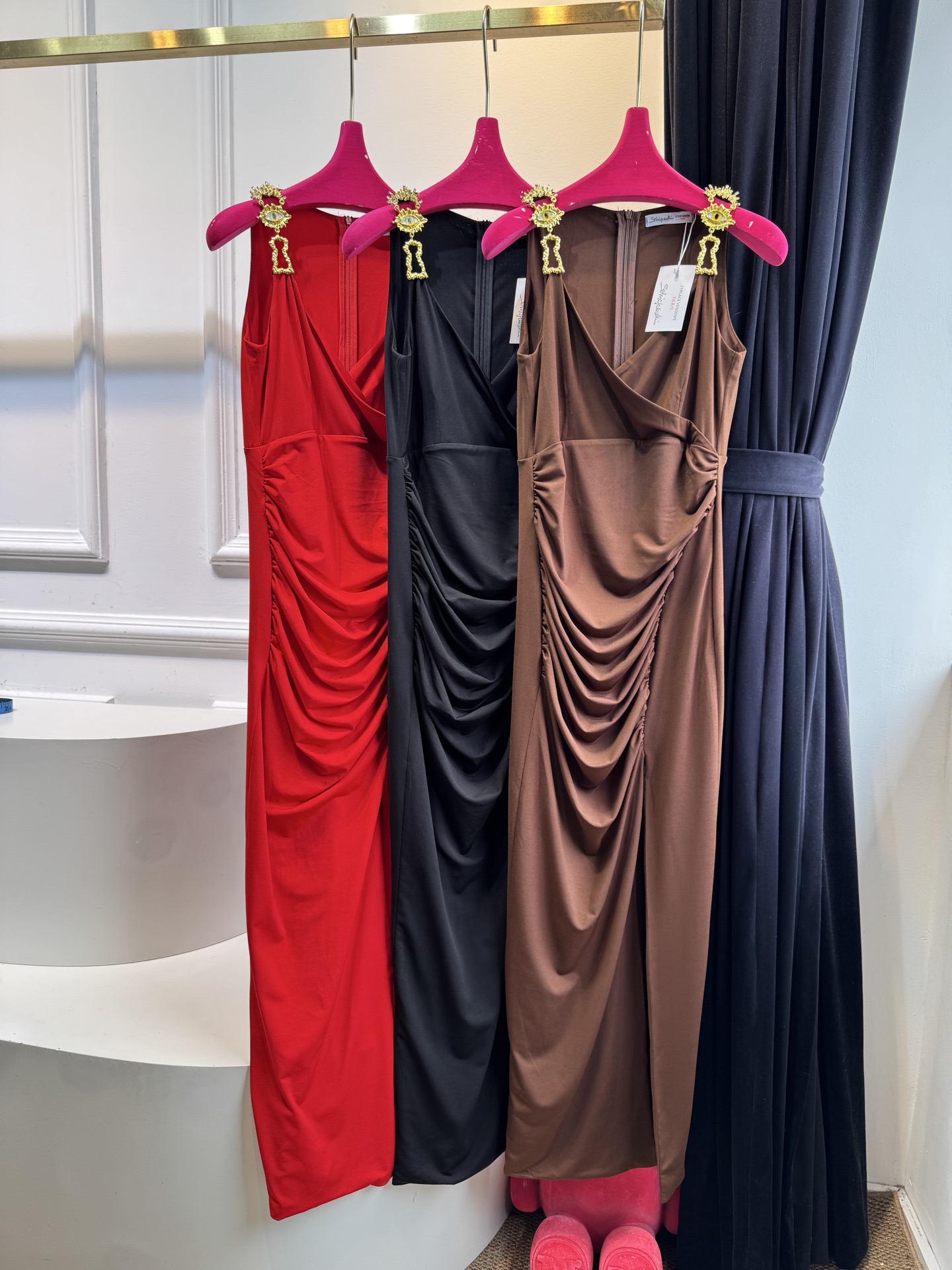 Schiaparelli 夏帕瑞丽 v领包臀开衩连衣裙 修身包臀长款版型，贴合身体曲线能优化腰臀比例侧缝