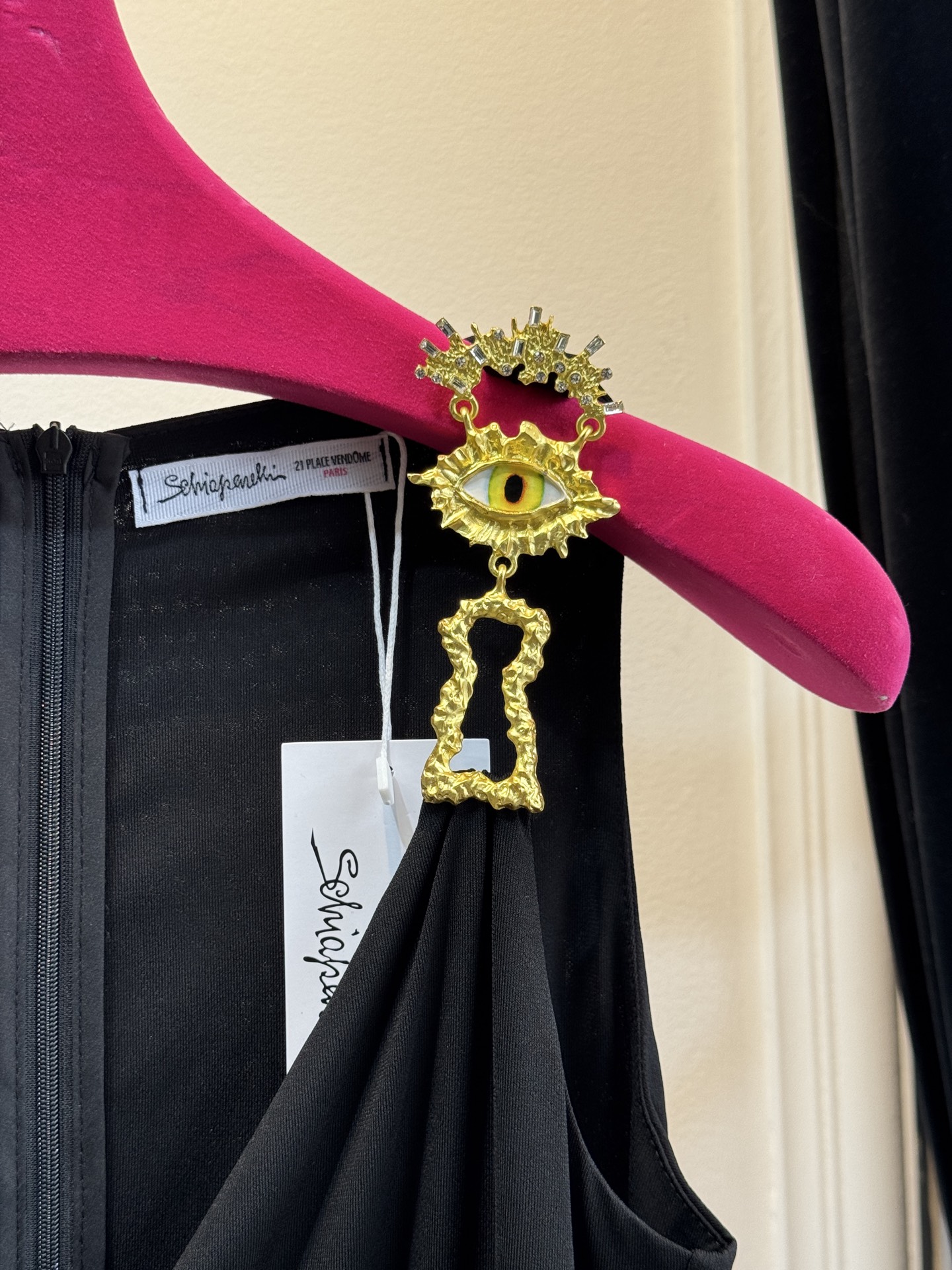 Schiaparelli 夏帕瑞丽 v领包臀开衩连衣裙 修身包臀长款版型，贴合身体曲线能优化腰臀比例侧缝