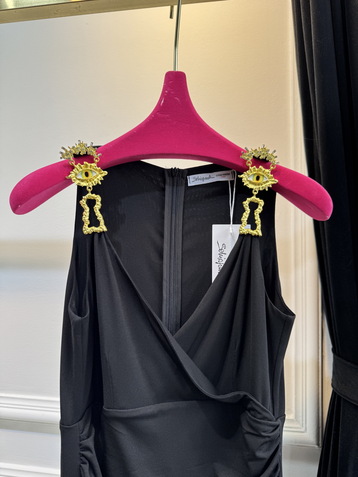 Schiaparelli 夏帕瑞丽 v领包臀开衩连衣裙 修身包臀长款版型，贴合身体曲线能优化腰臀比例侧缝