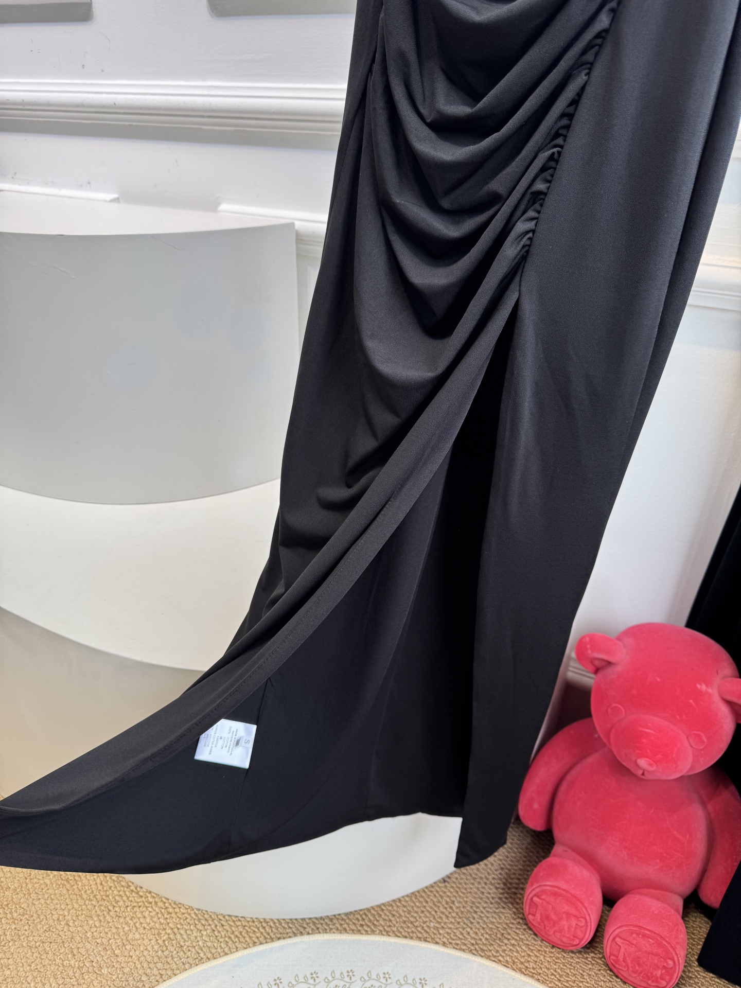 Schiaparelli 夏帕瑞丽 v领包臀开衩连衣裙 修身包臀长款版型，贴合身体曲线能优化腰臀比例侧缝