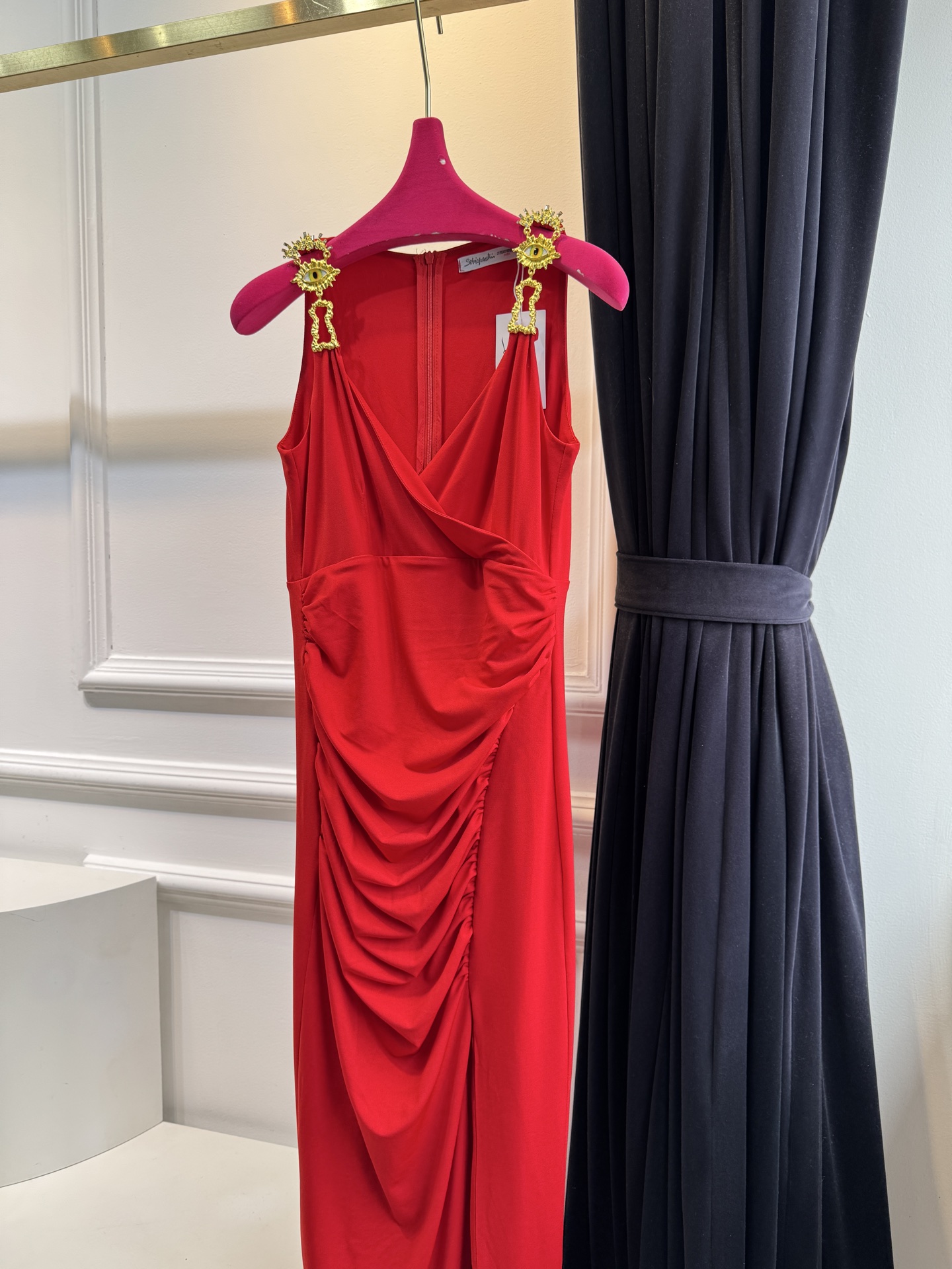 Schiaparelli 夏帕瑞丽 v领包臀开衩连衣裙 修身包臀长款版型，贴合身体曲线能优化腰臀比例侧缝