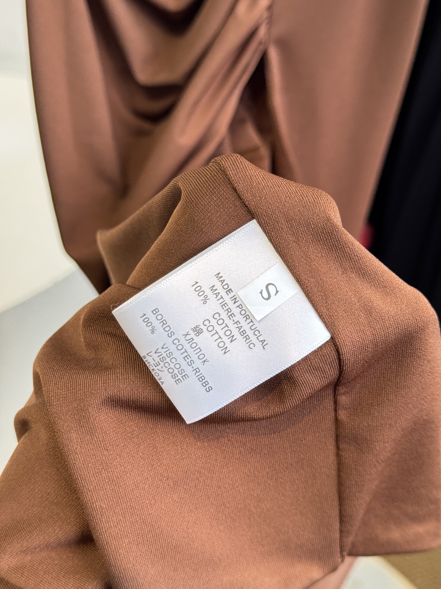 Schiaparelli 夏帕瑞丽 v领包臀开衩连衣裙 修身包臀长款版型，贴合身体曲线能优化腰臀比例侧缝