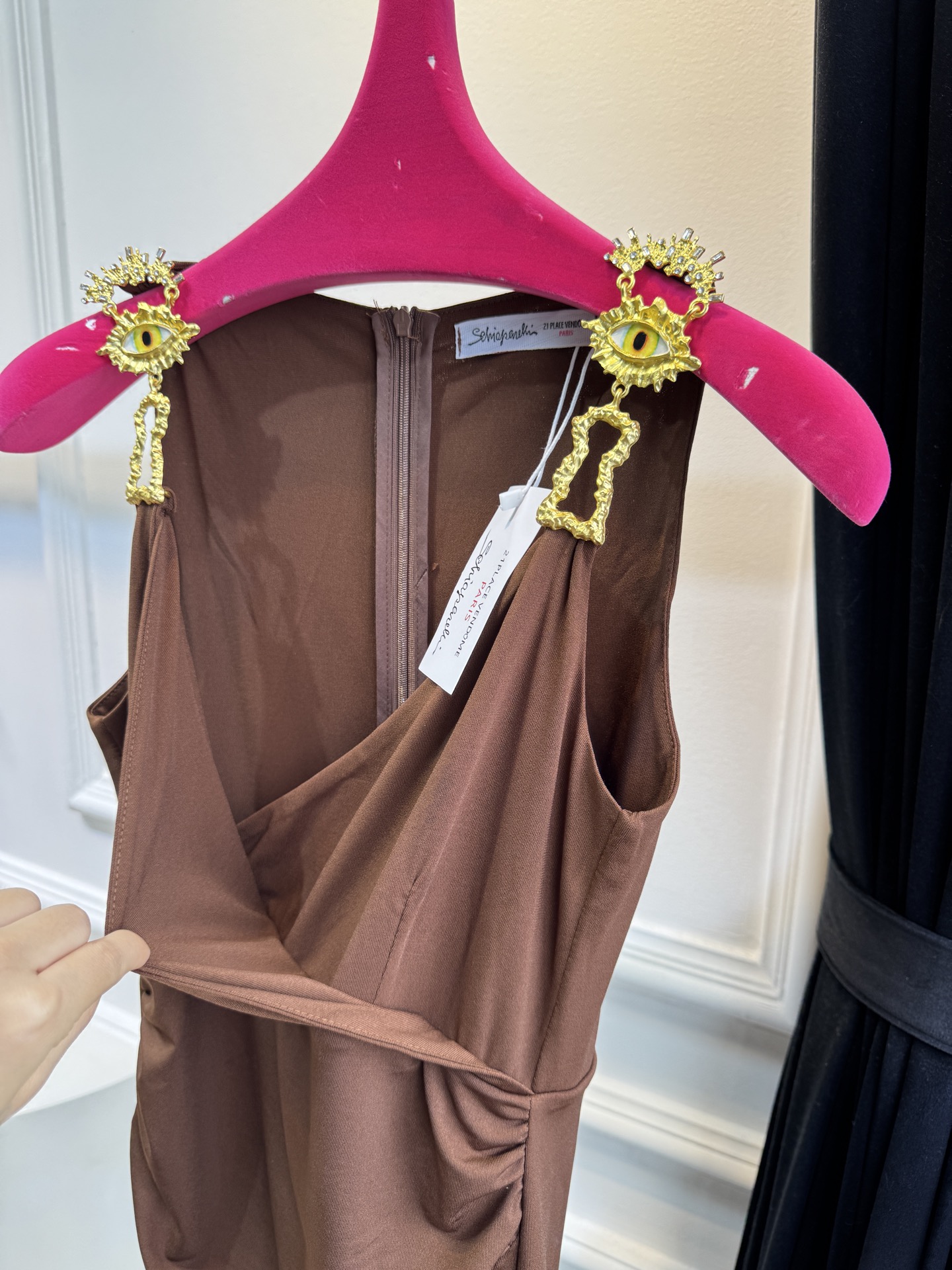 Schiaparelli 夏帕瑞丽 v领包臀开衩连衣裙 修身包臀长款版型，贴合身体曲线能优化腰臀比例侧缝