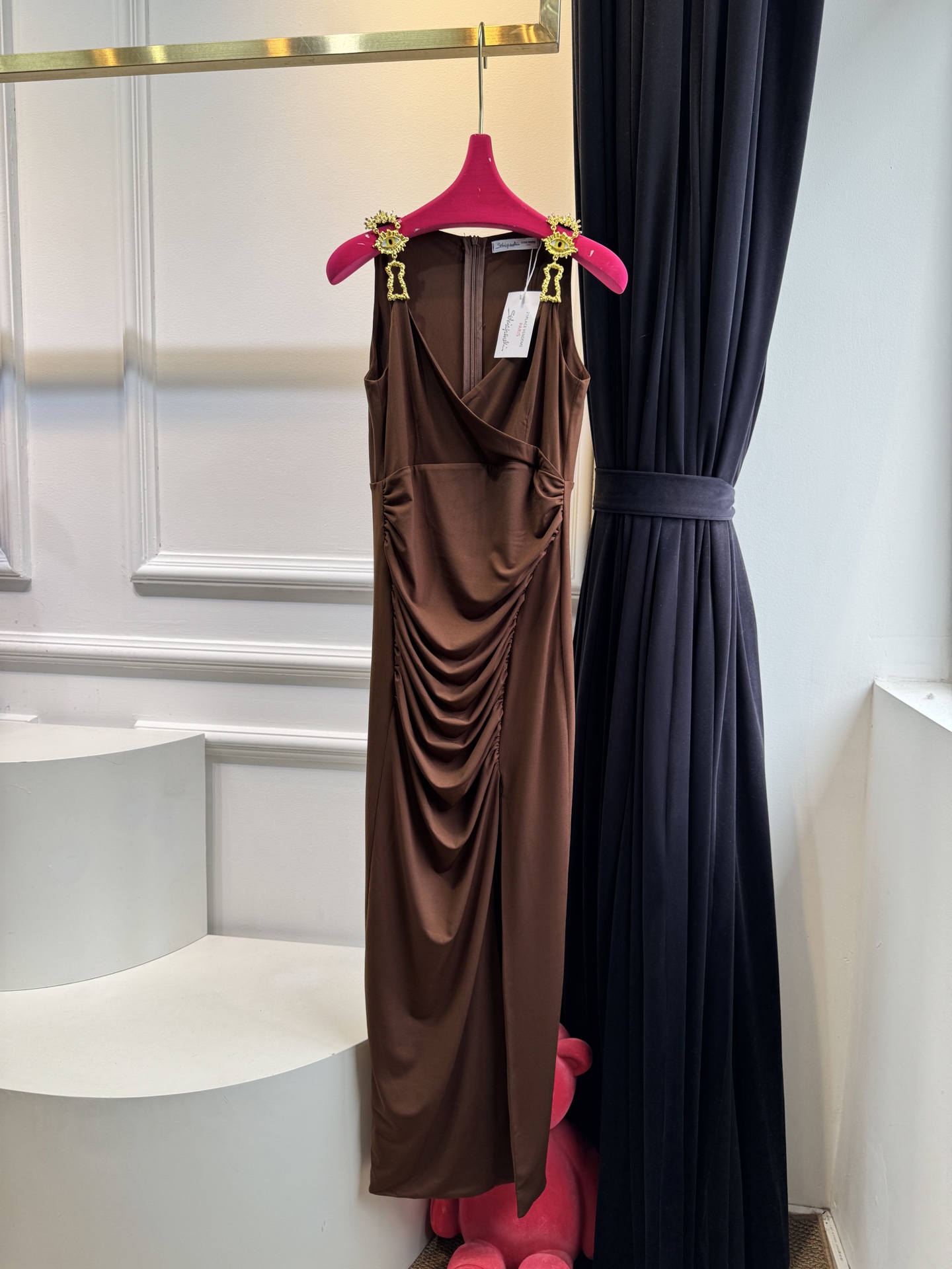 Schiaparelli 夏帕瑞丽 v领包臀开衩连衣裙 修身包臀长款版型，贴合身体曲线能优化腰臀比例侧缝