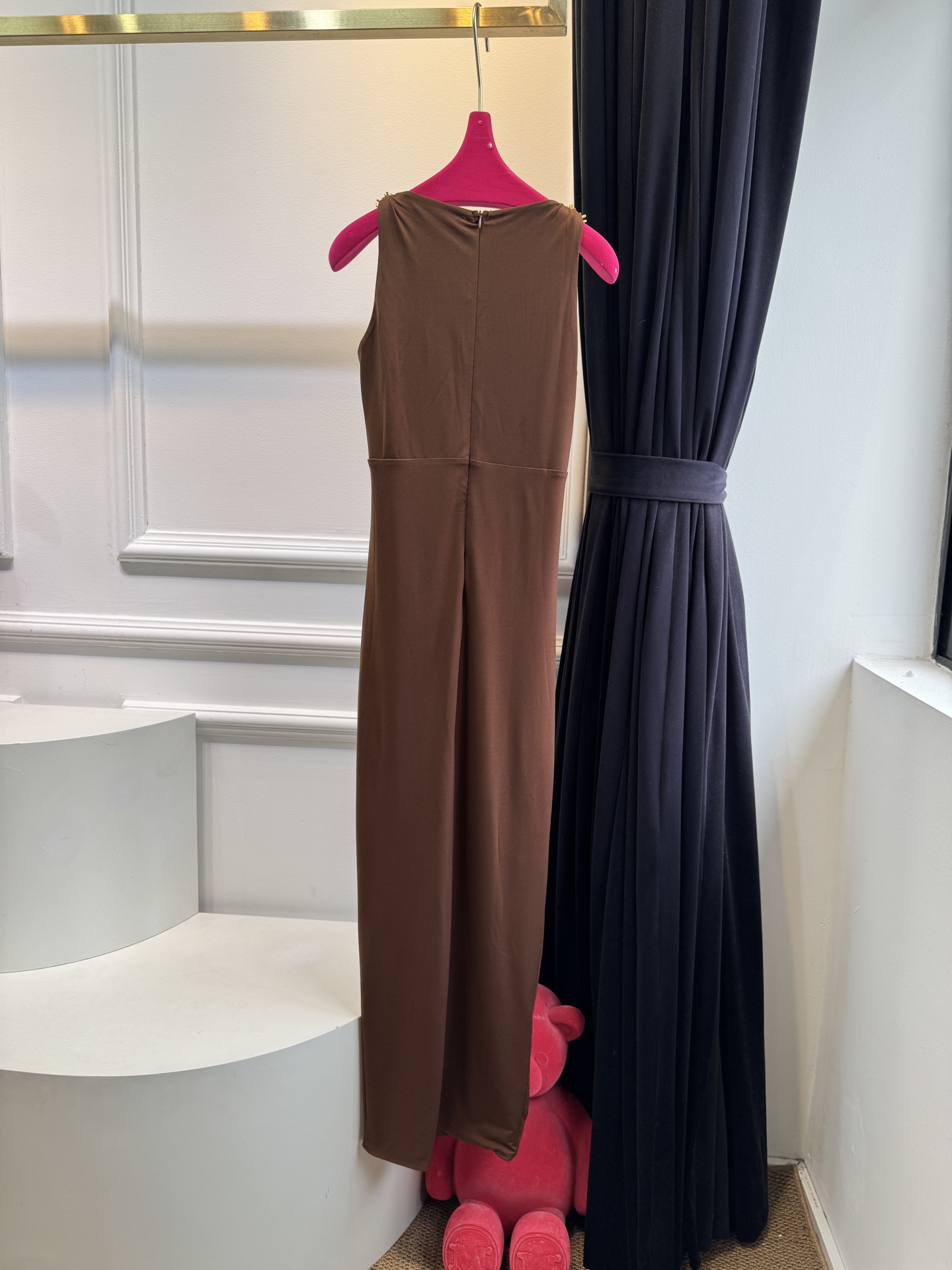 Schiaparelli 夏帕瑞丽 v领包臀开衩连衣裙 修身包臀长款版型，贴合身体曲线能优化腰臀比例侧缝