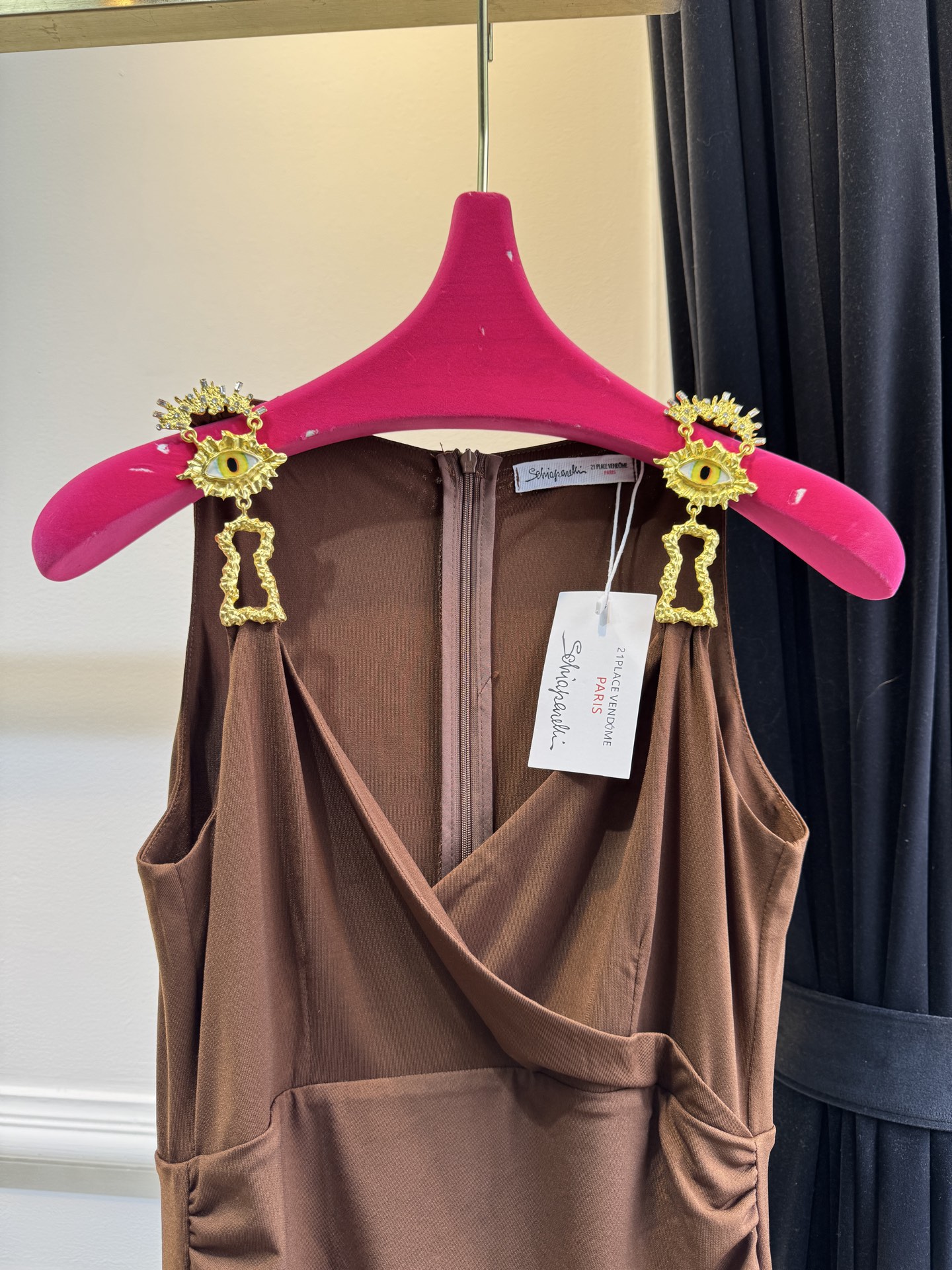 Schiaparelli 夏帕瑞丽 v领包臀开衩连衣裙 修身包臀长款版型，贴合身体曲线能优化腰臀比例侧缝