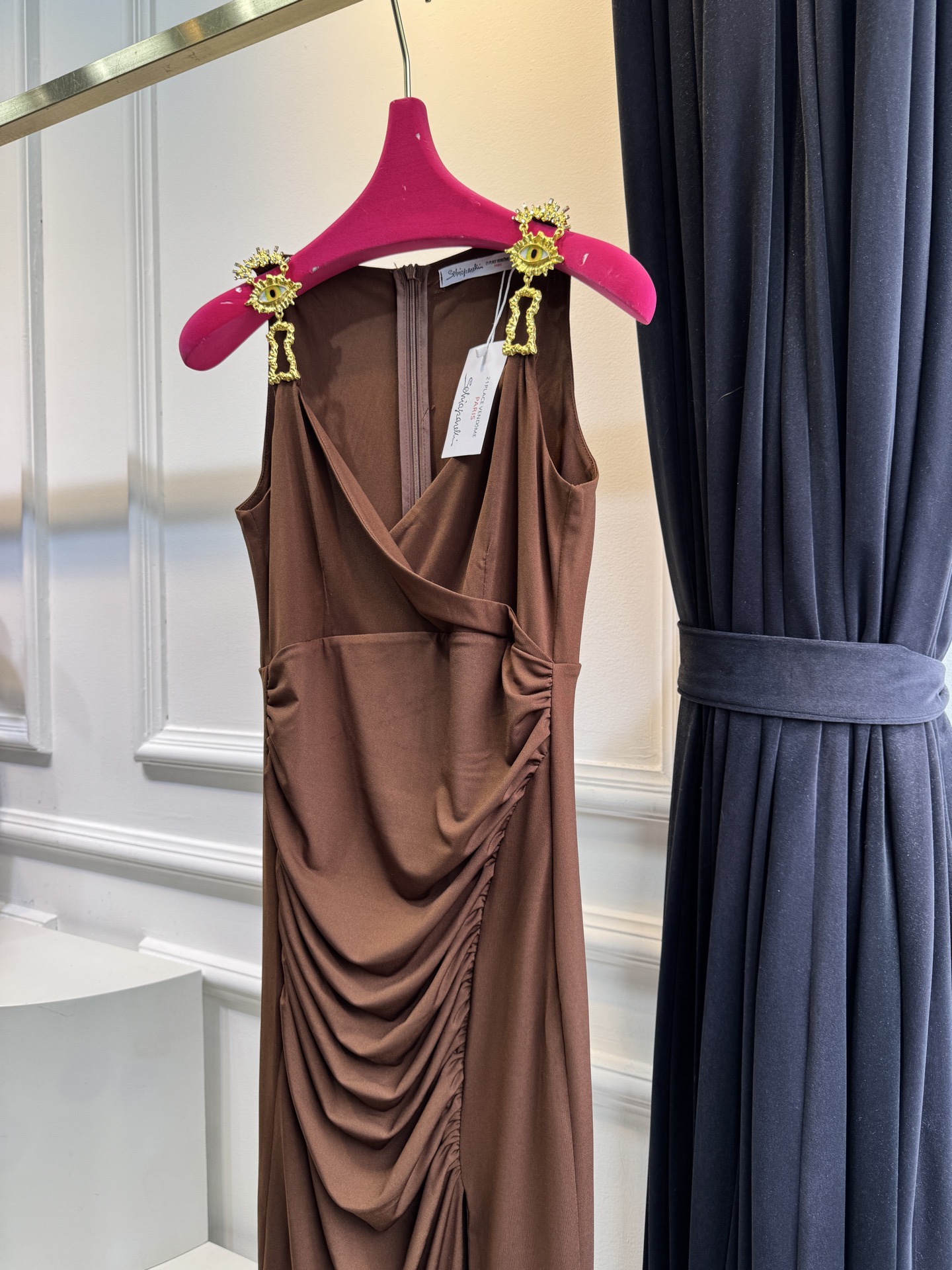 Schiaparelli 夏帕瑞丽 v领包臀开衩连衣裙 修身包臀长款版型，贴合身体曲线能优化腰臀比例侧缝