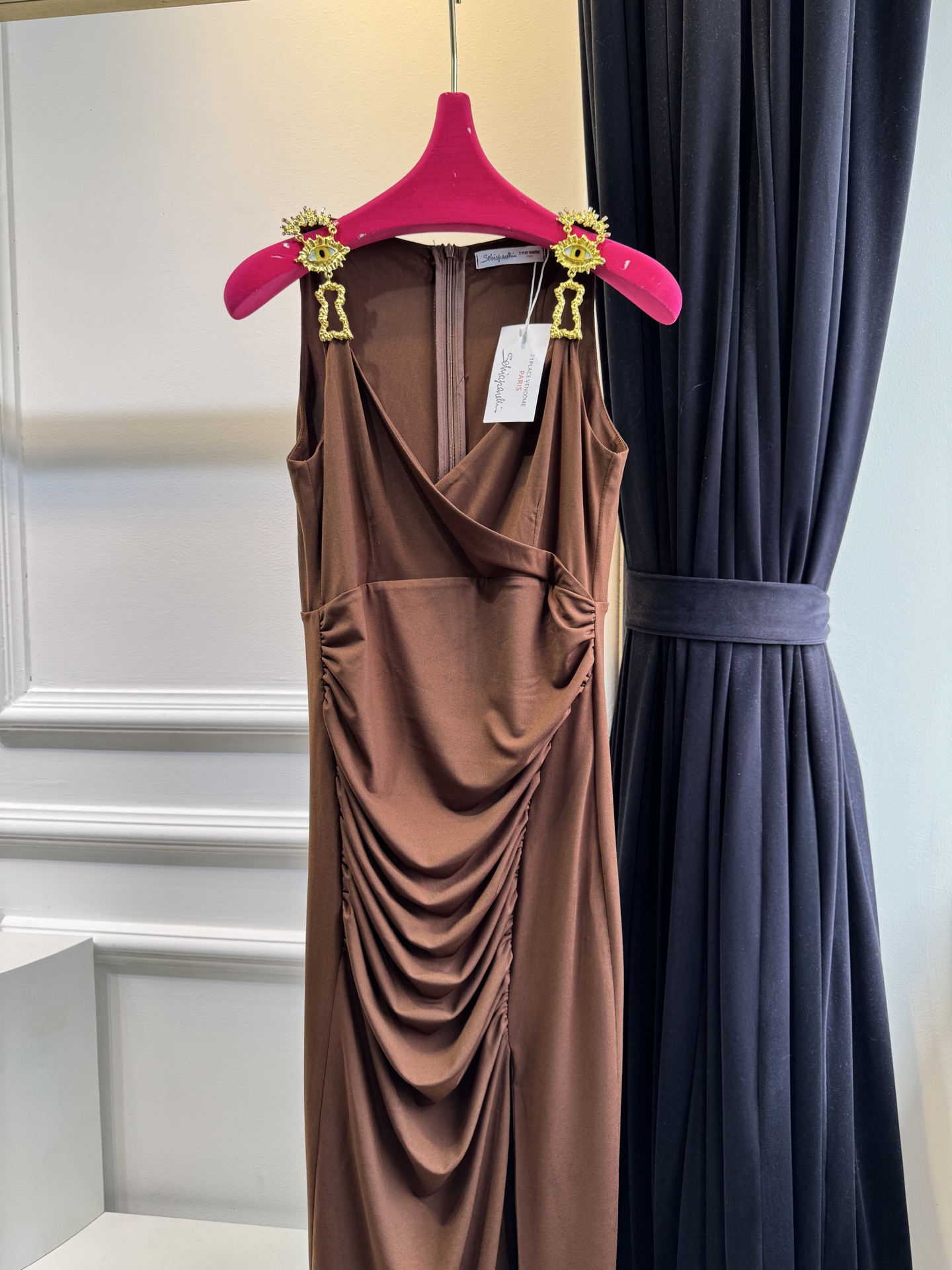 Schiaparelli 夏帕瑞丽 v领包臀开衩连衣裙 修身包臀长款版型，贴合身体曲线能优化腰臀比例侧缝