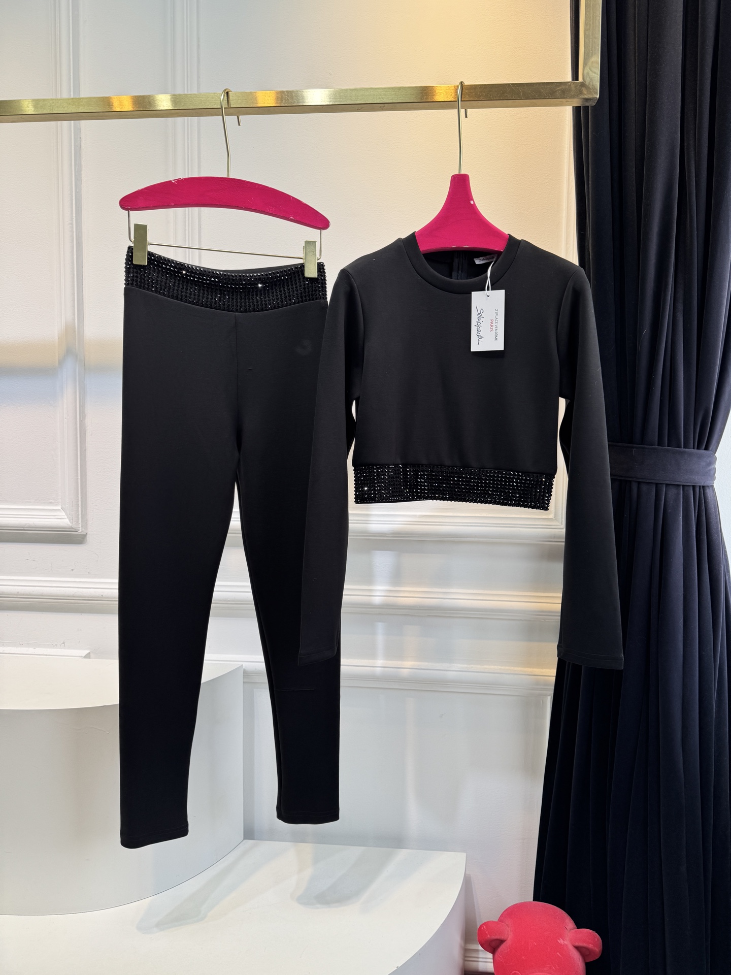 schiaparelli夏帕瑞丽 太空棉紧身套装短款露腰剪裁，搭配长袖+圆领，版型紧身贴合身形，能突出腰