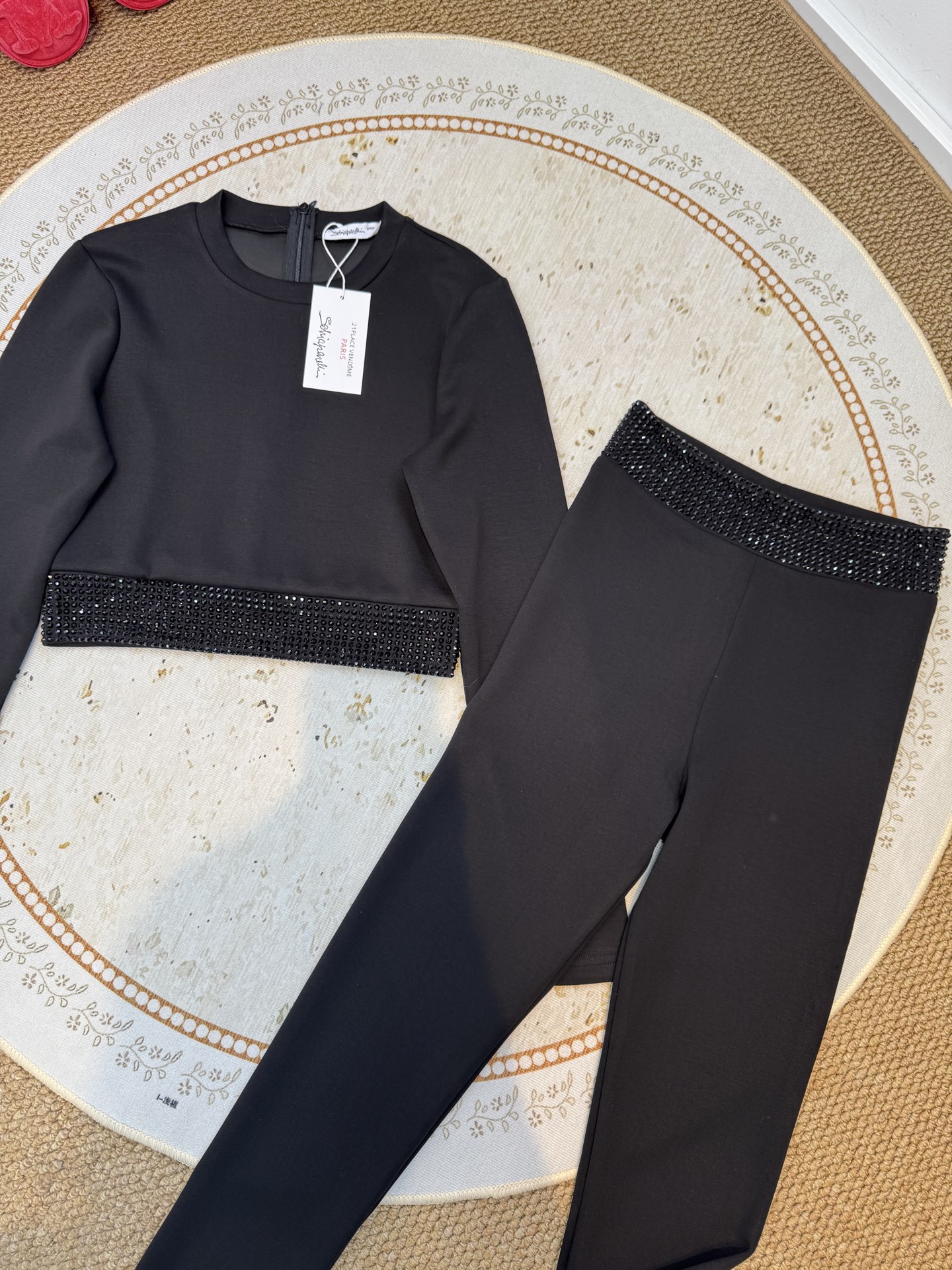 schiaparelli夏帕瑞丽 太空棉紧身套装短款露腰剪裁，搭配长袖+圆领，版型紧身贴合身形，能突出腰