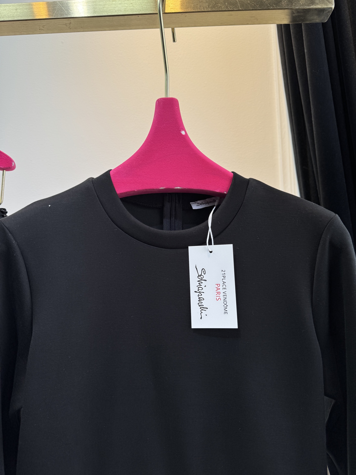 schiaparelli夏帕瑞丽 太空棉紧身套装短款露腰剪裁，搭配长袖+圆领，版型紧身贴合身形，能突出腰